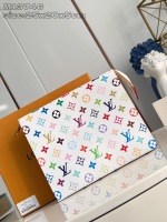 【LV】The top-level original single replica M13746 white color is a must-have Toiletry Pouch, which is based on the reinvented version of Louis Vuitton x Murakami series, and is inspired by the commonly used rainbow color adjustments of well-known Japanese artists. It uses a fresh color adjustment to scatter Monogram layers Canvas, a stylish and crisp bag shape. The handbag is equipped with two built-in pad bags, which can store essentials in a complete manner and match it with a silver salad link to ensure the safety of the items. 25 x 20 x 5.5 cm (Length x Height x Degree) 1 【LV】The top-level original single replica M13746 white color is a must-have Toiletry Pouch, which is based on the reinvented version of Louis Vuitton x Murakami series, and is inspired by the commonly used rainbow color adjustments of well-known Japanese artists. It uses a fresh color adjustment to scatter Monogram layers Canvas, a stylish and crisp bag shape. The handbag is equipped with two built-in pad bags, which can store essentials in a complete manner and match it with a silver salad link to ensure the safety of the items. 25 x 20 x 5.5 cm (Length x Height x Degree)