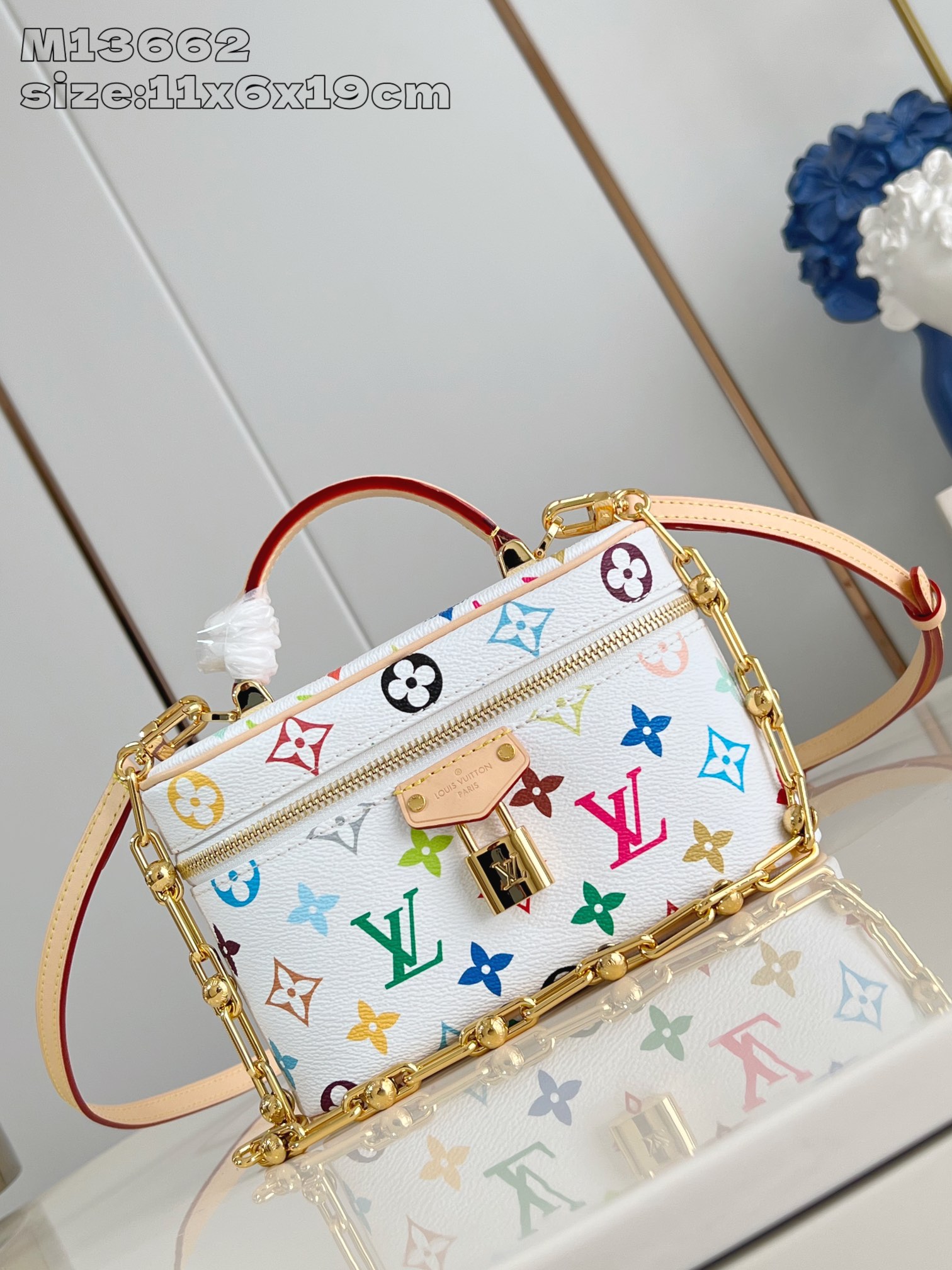 NO:404209,【Exclusive real photo M13662 white color】All-steel chain hardware This Vanity Pouch handbag comes from Louis Vuitton x Takashi Murakami reprint series, reinterpreting the brand's classic Monogram pattern in the artist's bright tones. The coated canvas is blended with cowhide, zipper opening and closing, removable chain and LV inscription padlock add metallic luster. 11.5 x 6.5 x 19 cm (height x width x length) A.700, LV [original leather], louis vuitton, louis vuitton, cowhide19860909【独家实拍 M13662白彩】全钢链条五金 本款 Vanity Pouch 手袋出自路易威登 x 村上隆再版系列,以艺术家的鲜明色调重绎品牌经典 Monogram 图案.涂层帆布融入牛皮革饰边,拉链开合、可拆卸链条和 LV 铭纹挂锁再添金属莹泽.11.5 x 6.5 x 19厘米 (高 x 宽 x 长度) A.700,LV【原厂皮】,louis vuitton,louis vuitton,cowhide,Bag