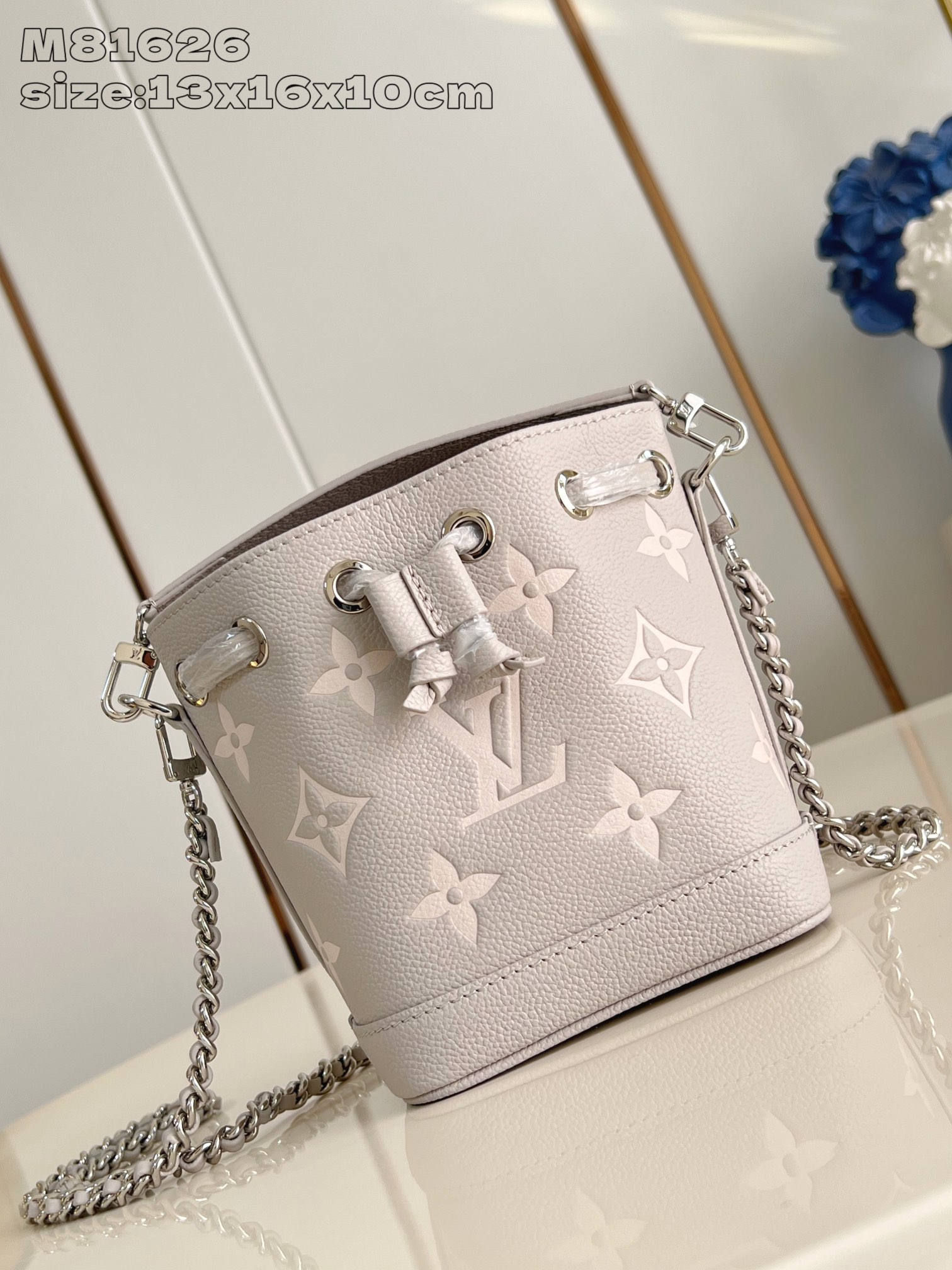 NO:404107,【Exclusive real photo M81626 taro clay purple silk screen】M14224 This Nano Noé handbag is a Monogram Empreinte leather embossed Monogram pattern, interpreting the pocket version of the classic Noé handbag, using a trendy drawstring to store daily needs. The handle and adjustable shoulder strap are removable, achieving a variety of carrying methods. 13 x 16 x 10 cm (length x height x width) Q.750, LV [original leather], louis vuitton19860909【独家实拍 M81626芋泥紫丝印】M14224 本款 Nano Noé 手袋为 Monogram Empreinte 皮革压印 Monogram 图案,演绎经典 Noé 手袋的袖珍版本,以潮流抽绳收纳日常所需.手柄和可调节肩带均可拆卸,实现多种背携方式.13 x 16 x 10厘米(长度 x 高 x 宽) Q.750,LV【原厂皮】,louis vuitton,Bag