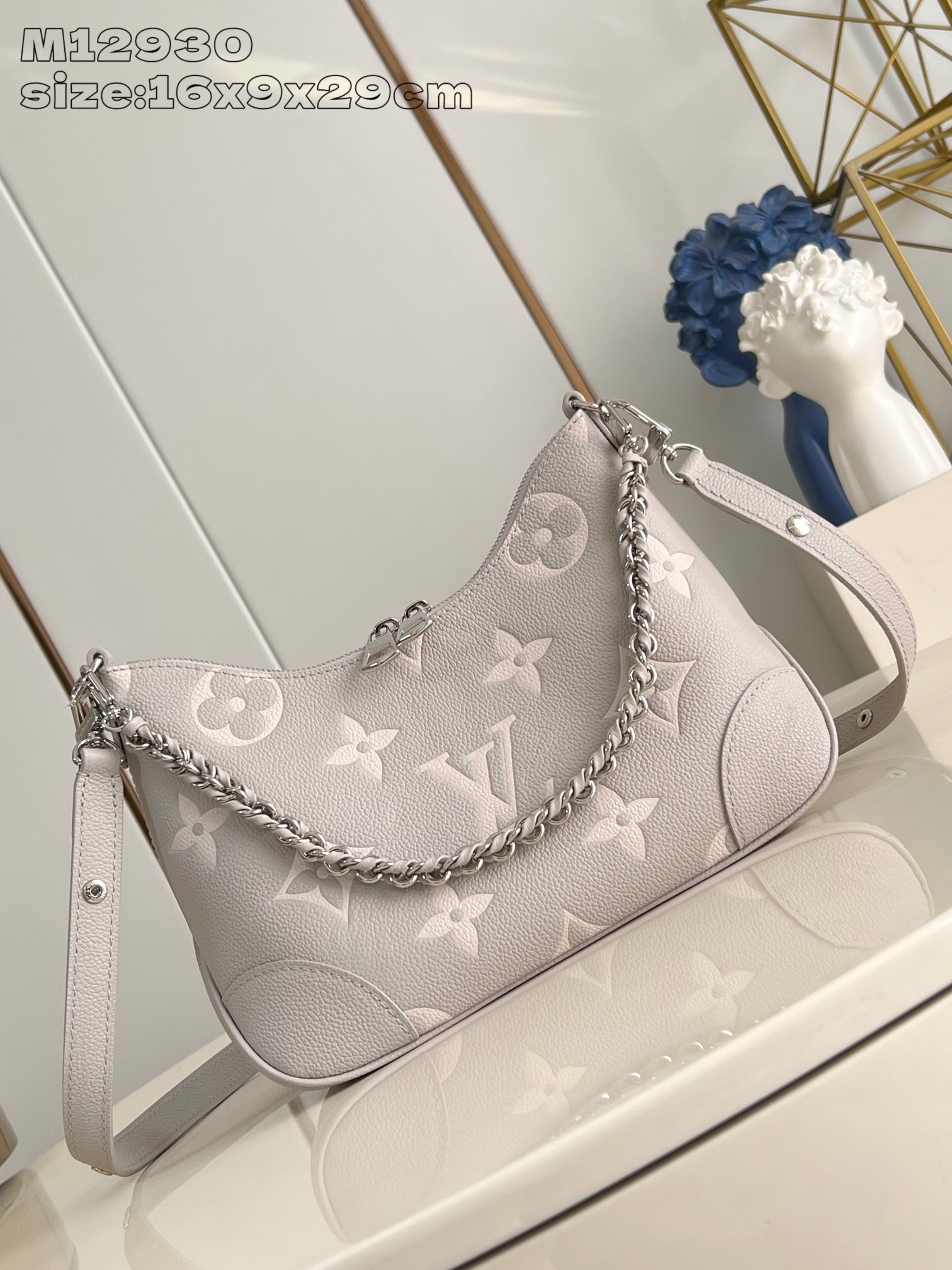 NO:404113,【Exclusive real photo M12930 taro clay purple silk screen】M14211 This Boulog reinterprets the iconic design that can be used flexibly with Monogram Embossed leather material. Like the existing design of canvas material, it can interpret various styles of items. It can store larger smartphones. It has an internal flat pocket. It has a soft chain woven with gold hardware to create a high-end and strong atmosphere. 16 x 9.5 x 29 cm (height x width x length) Q.850, LV [original leather], louis vuitton19860909【独家实拍 M12930芋泥紫丝印】M14211 本款的Boulog以Monogram Embossed皮革材质重新演绎了可灵活运用的标志性设计.与帆布材质的现有设计一样,可以演绎出多种风格的单品.可以收纳尺寸较大的智能手机.有内部平口袋.用金色硬件编织的柔软链条,营造出高级而强烈的氛围.16 x 9.5 x 29厘米（高x宽x长）Q.850,LV【原厂皮】,louis vuitton,Bag