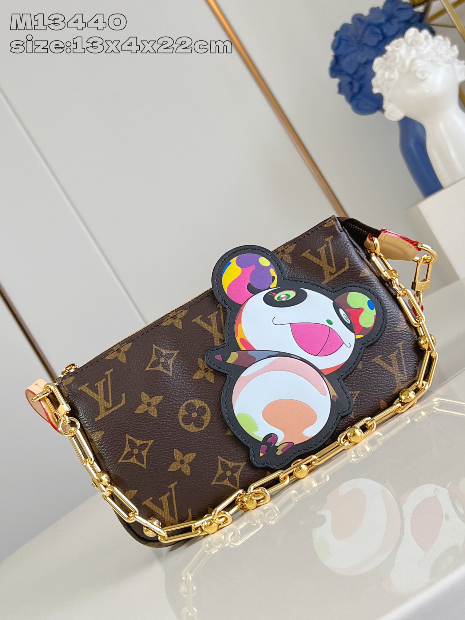 NO:404129,【Exclusive real photo M13440】This Pochette Accessoires handbag is made of Monogram-coated canvas, injecting lively personality into the Louis Vuitton x Murakami reprint series. The colorful panda image of the artist's pen is renovated with the classic silhouette, and the zipper design enables safe storage of daily items. The cowhide shoulder straps and dazzling chains are removable, achieving multiple ways of carrying. 13 x 4 x 22 cm (height x width x length) dyw.530,LV [original leather],louis vuitton,louis vuitton,cowhide19860909【独家实拍 M13440】本款 Pochette Accessoires 手袋取材 Monogram 涂层帆布,为路易威登 x 村上隆再版系列注入活泼个性.艺术家笔下色彩缤纷的熊猫形象焕新经典廓形,拉链设计实现日常物品的稳妥收纳.牛皮革肩带和耀目链条均可拆卸,实现多种背携方式.13 x 4 x 22厘米 (高 x 宽 x 长度) dyw.530,LV【原厂皮】,louis vuitton,louis vuitton,cowhide,Bag