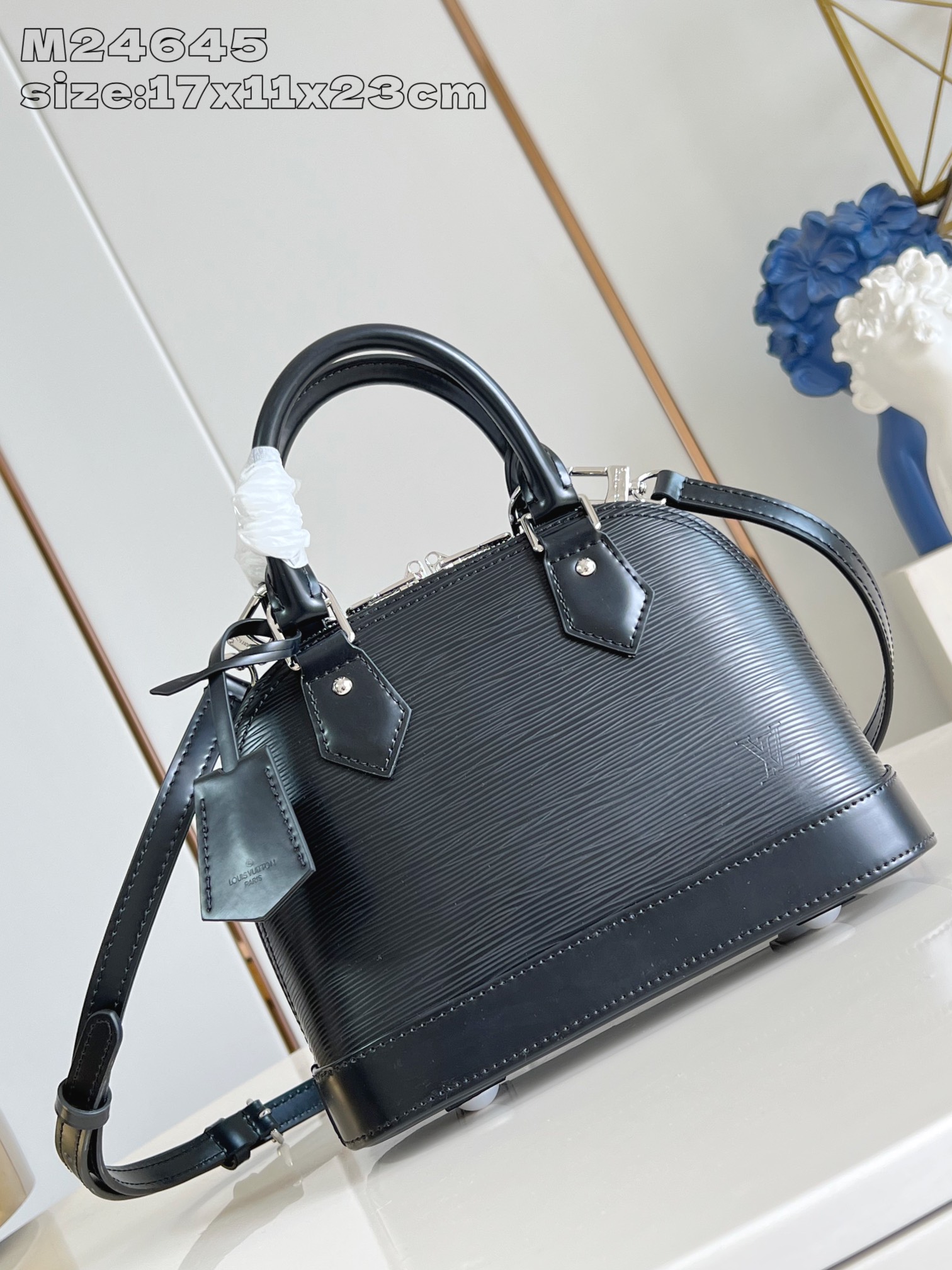NO:404103,【Exclusive real photo M24645 black silver】This Alma BB handbag traces the art deco style of 1934, with deep dyed Epi textured cowhide leather to create a unique configuration. The dazzling padlock, hand-sewn Toron handle and key bag finishes the classic elements, and the removable and adjustable shoulder strap is convenient for crossbody. 17.5 x 11.5 x 23.5 cm (height x width x length) sd.850,LV [original leather],louis vuitton,cowhide19860909【独家实拍 M24645黑银】本款 Alma BB 手袋溯源 1934 年的装饰艺术格调,以深染 Epi 纹理牛皮革塑造别致构型.耀目挂锁、手缝 Toron 手柄和钥匙包点睛经典元素,可拆卸并调节的肩带方便斜挎.17.5 x 11.5 x 23.5厘米 (高 x 宽 x 长度) sd.850,LV【原厂皮】,louis vuitton,cowhide,Bag