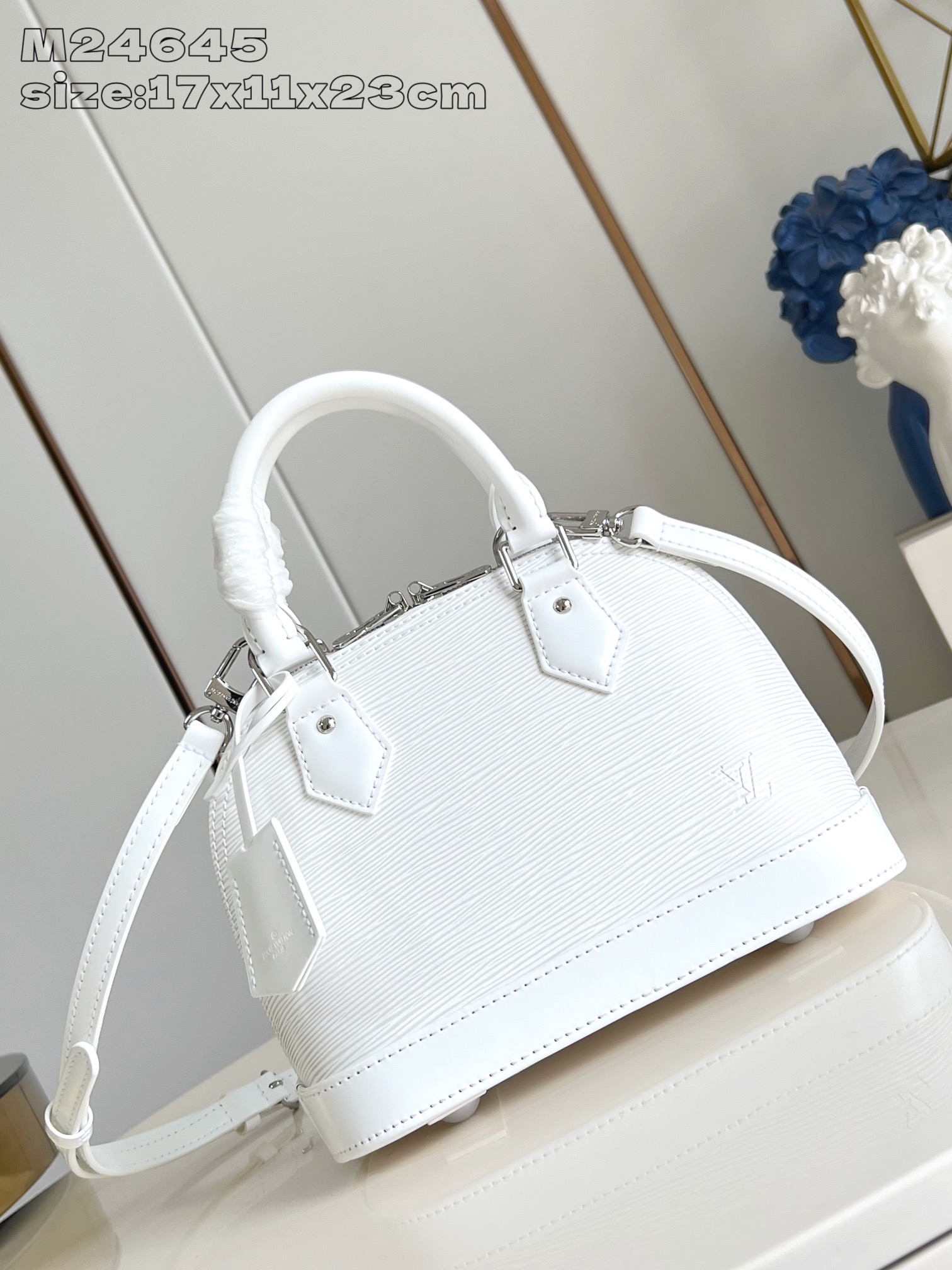 NO:404109,【Exclusive real photo M24645 silver】M11381 This Alma BB handbag traces the artistic decorative style of 1934, with deep dyed Epi textured cowhide leather to create a unique configuration. The dazzling padlock, hand-sewn Toron handle and key bag finishes the classic elements, and the removable and adjustable shoulder strap is convenient for crossbody. 17.5 x 11.5 x 23.5 cm (height x width x length) sd.850,LV [original leather],louis vuitton,cowhide19860909【独家实拍 M24645白银】M11381 本款 Alma BB 手袋溯源 1934 年的装饰艺术格调,以深染 Epi 纹理牛皮革塑造别致构型.耀目挂锁、手缝 Toron 手柄和钥匙包点睛经典元素,可拆卸并调节的肩带方便斜挎.17.5 x 11.5 x 23.5厘米 (高 x 宽 x 长度) sd.850,LV【原厂皮】,louis vuitton,cowhide,Bag