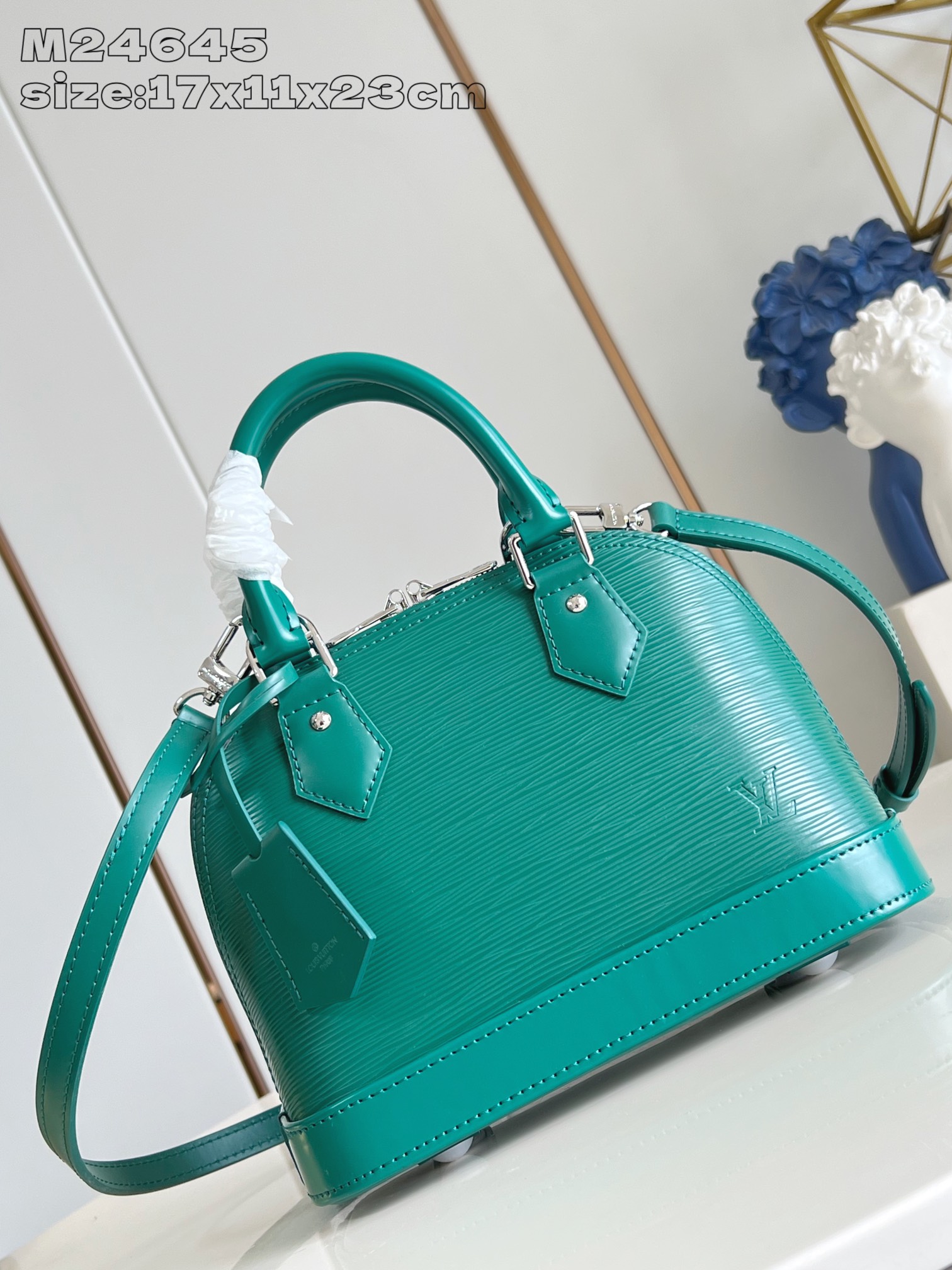 NO:404115,【Exclusive real photo M24645 green silver】M12373 This Alma BB handbag traces the artistic decorative style of 1934, with deep dyed Epi textured cowhide leather to create a unique configuration. The dazzling padlock, hand-sewn Toron handle and key bag finishes the classic elements, and the removable and adjustable shoulder strap is convenient for crossbody. 17.5 x 11.5 x 23.5 cm (height x width x length) sd.850,LV [original leather],louis vuitton,cowhide19860909【独家实拍 M24645绿银】M12373 本款 Alma BB 手袋溯源 1934 年的装饰艺术格调,以深染 Epi 纹理牛皮革塑造别致构型.耀目挂锁、手缝 Toron 手柄和钥匙包点睛经典元素,可拆卸并调节的肩带方便斜挎.17.5 x 11.5 x 23.5厘米 (高 x 宽 x 长度) sd.850,LV【原厂皮】,louis vuitton,cowhide,Bag