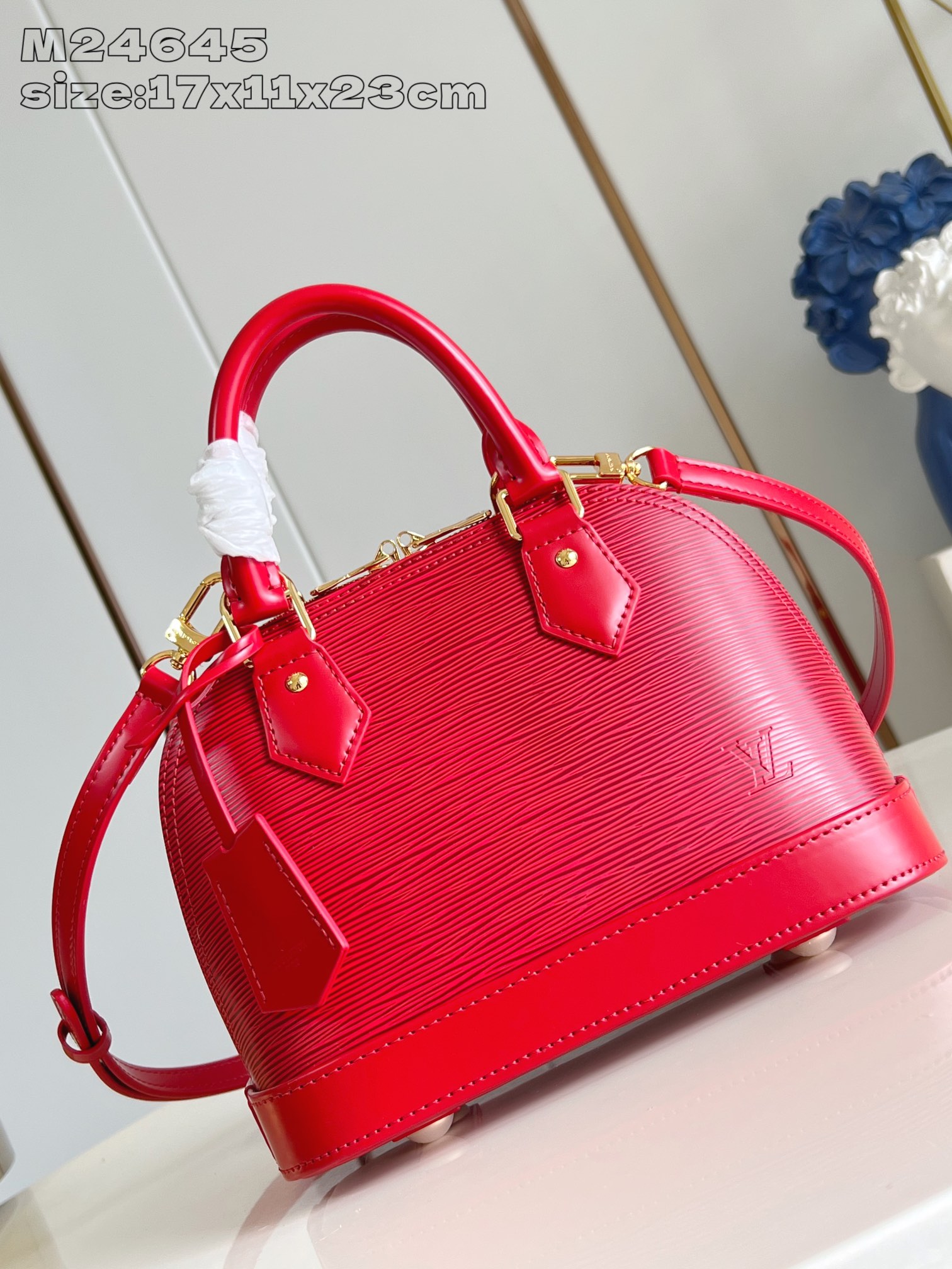 NO:404127,【Exclusive real photo M24645 big red】M25226 This Alma BB handbag traces the 1934 Art Deco style, with a deep dyed Epi textured cowhide leather to create a unique configuration. The dazzling padlock, hand-sewn Toron handle and key bag finishes the classic elements, and the removable and adjustable shoulder strap is convenient for crossbody. 17.5 x 11.5 x 23.5 cm (height x width x length) sd.850,LV [original leather],louis vuitton,cowhide19860909【独家实拍 M24645大红】M25226 本款 Alma BB 手袋溯源 1934 年的装饰艺术格调,以深染 Epi 纹理牛皮革塑造别致构型.耀目挂锁、手缝 Toron 手柄和钥匙包点睛经典元素,可拆卸并调节的肩带方便斜挎.17.5 x 11.5 x 23.5厘米 (高 x 宽 x 长度) sd.850,LV【原厂皮】,louis vuitton,cowhide,Bag