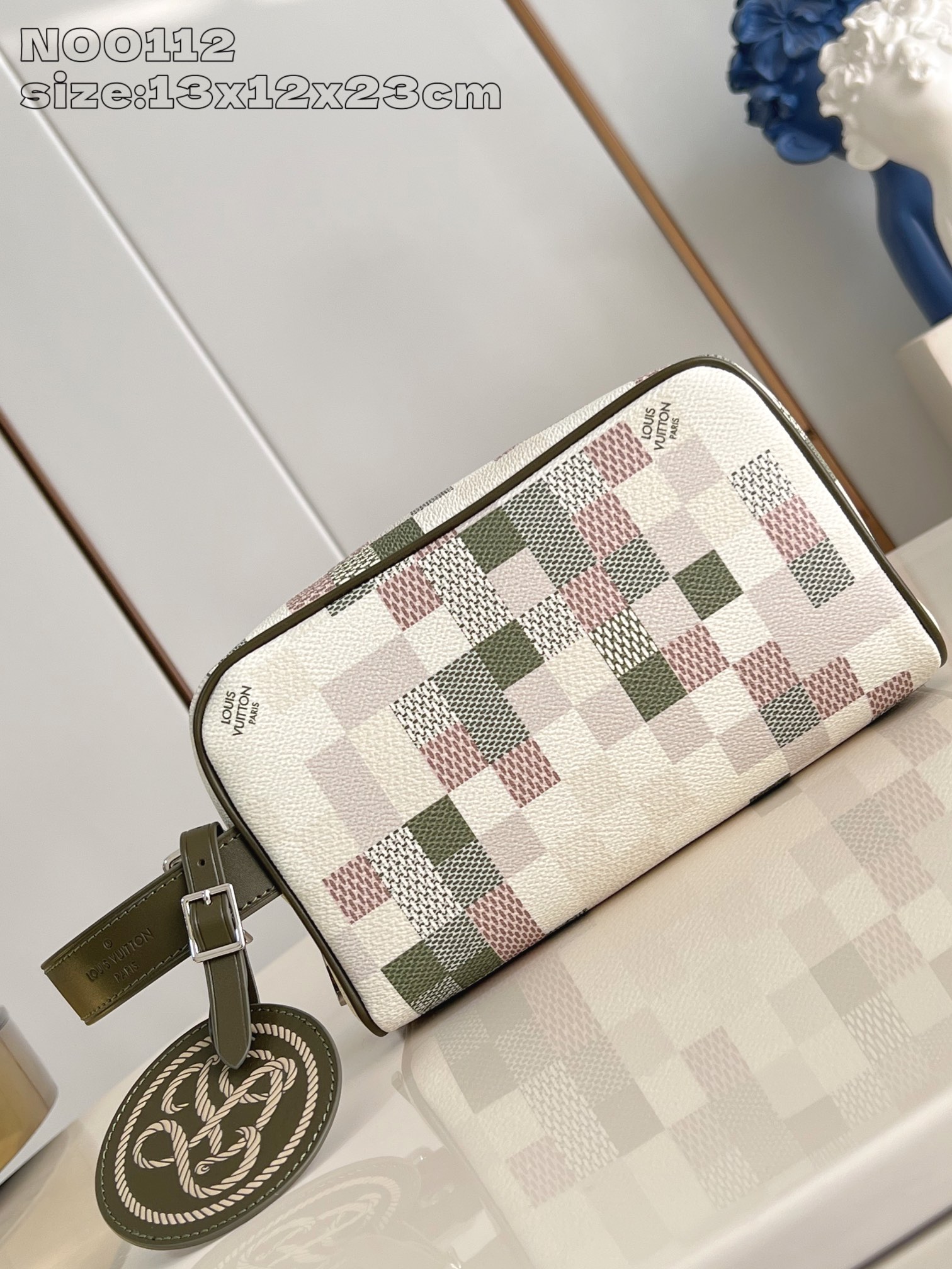 NO:404135,【Exclusive real photo N00112】This Locker Dopp Kit washbasin is made of a handsome box-shaped silhouette with Damoflage coated canvas, making the Damier plaid pixel-like effect. The washable inner lining is easy to store, and the adjustable handle is conveniently suspended from the hook. 13 x 12 x 23 cm (height x width x length) C.530,LV [original leather],louis vuitton19860909【独家实拍 N00112】本款 Locker Dopp Kit 盥洗袋以Damoflage 涂层帆布构筑俊朗箱型廓形,令Damier 格纹呈现像素效果.可洗涤内衬实现轻松收纳,可调节手柄方便悬于挂钩.13 x 12 x 23厘米 (高 x 宽 x 长度) C.530,LV【原厂皮】,louis vuitton,Bag