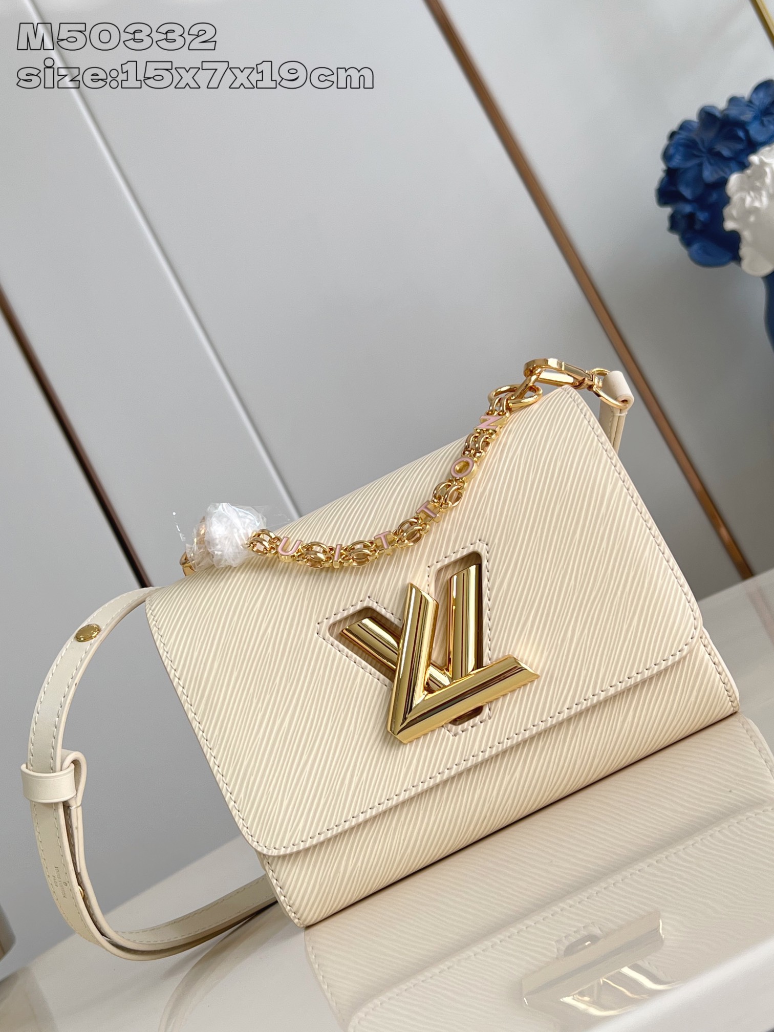 NO:404099,【Exclusive real photo M50332 white letters】M13117 This Twist small handbag uses the iconic Epi leather and Monogram embossed leather to create a slim configuration, and then uses LV to twist lock to indicate the identity of the Twist Say My Name series. The dazzling chain is integrated into the Louis Vuitton logo, and the inner bag is convenient for daily storage. You can switch to the portable, crossbody or shoulder-bearing method as you like. 15 x 7 x 19 cm (height x width x length) P.980, LV [original leather], louis vuitton, louis vuitton19860909【独家实拍 M50332白字母】M13117 本款 Twist 小号手袋以标志性 Epi 皮革和 Monogram 压纹皮革塑造纤薄构型,再借 LV 扭锁点明 Twist Say My Name 系列身份.耀目链条融入路易威登标识,内袋方便收纳日常所需,可随心切换手提、斜挎或肩背方式.15 x 7 x 19厘米 (高 x 宽 x 长度) P.980,LV【原厂皮】,louis vuitton,louis vuitton,Bag