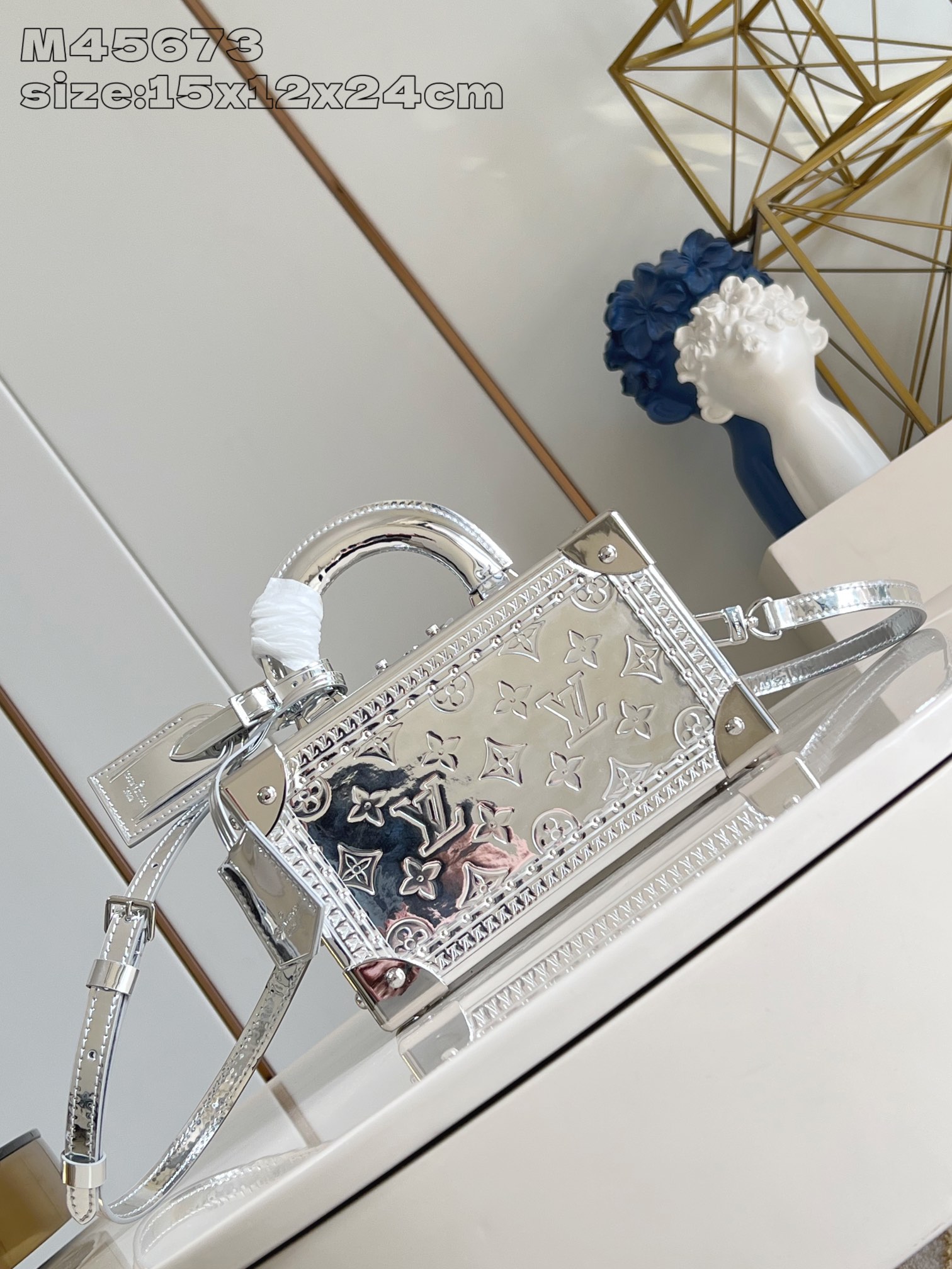 NO:404117,【Exclusive real photo M45673 silver embossed】M12797 This Valisette Trésor handbag draws inspiration from the classic hard box, adding a new member to the ski series. Monogram canvas incorporates illuminated metal parts, cowhide and top handles. It can easily travel day and night, and displays a gorgeous style in the ski resort. 15 x 12 x 24 cm (height x width x length) P.1250,LV [original leather],louis vuitton,cowhide19860909【独家实拍 M45673银压花】M12797 本款 Valisette Trésor 手袋自经典硬箱汲取灵感,为滑雪系列再添崭新一员.Monogram 帆布融入莹泽金属件,牛皮革勾勒饰边与顶部手柄.可轻松穿梭昼夜场合,于雪场展露华美格调.15 x 12 x 24厘米 (高 x 宽 x 长度) P.1250,LV【原厂皮】,louis vuitton,cowhide,Bag