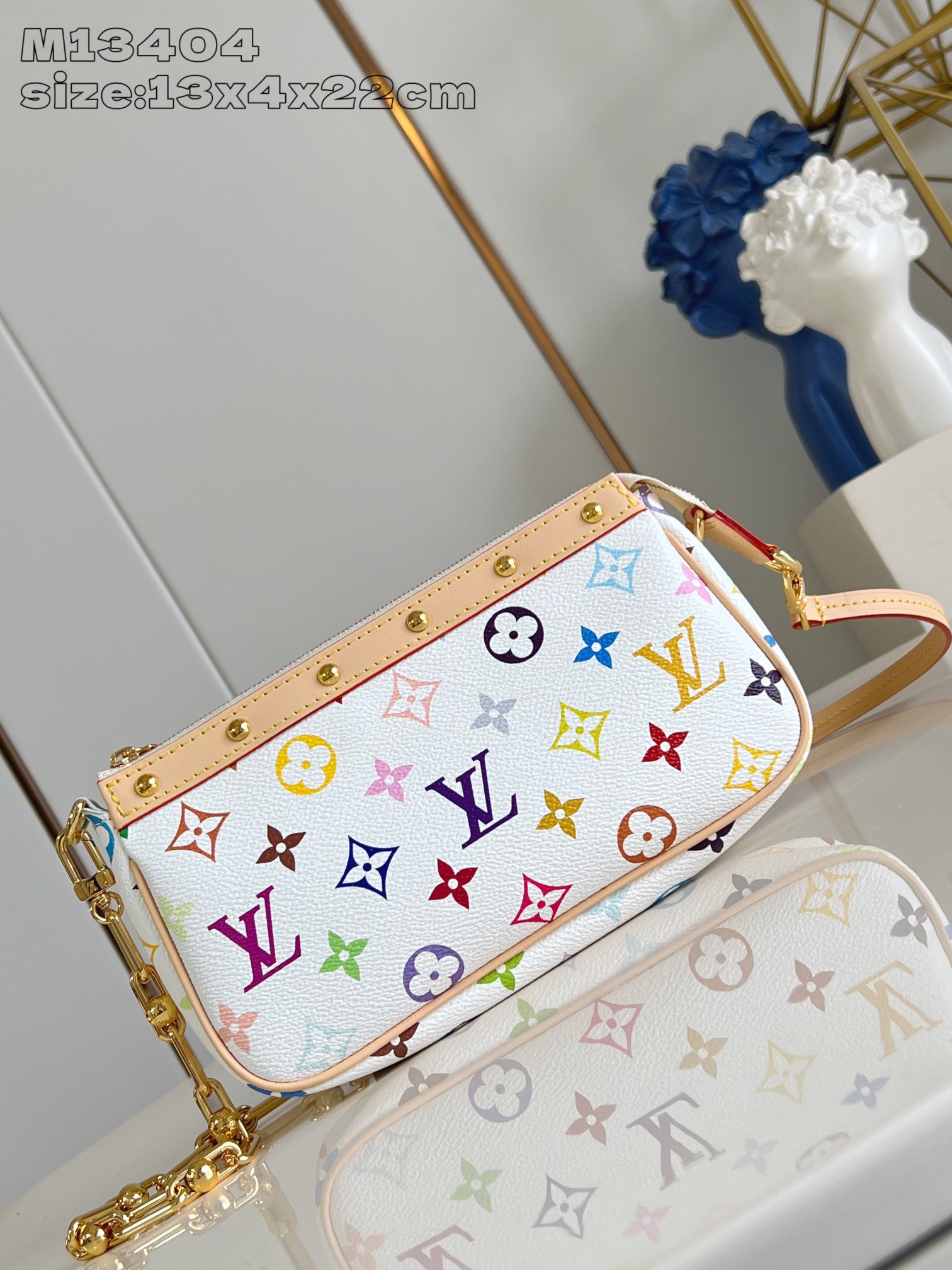 NO:404123,【Exclusive real photo M13404 white color】This Pochette Accessoires handbag is made of coated canvas, and uses colorful Monogram patterns to interpret the agile style of the Louis Vuitton x Murakami cross-border cooperation series. The cowhide and dazzling metal parts are exquisite in detail, and the removable shoulder straps and chains are flexible to carry. 13 x 4 x 22 cm (height x width x length) Dy.580,LV [original leather],louis vuitton,louis vuitton,cowhide19860909【独家实拍 M13404白彩】本款 Pochette Accessoires 手袋取材涂层帆布,以缤纷 Monogram 图案演绎路易威登 x 村上隆跨界合作系列的灵动格调.牛皮革饰边和耀目金属件点睛考究细节,可拆卸肩带和链条实现灵活背携.13 x 4 x 22厘米(高 x 宽 x 长度) Dy.580,LV【原厂皮】,louis vuitton,louis vuitton,cowhide,Bag