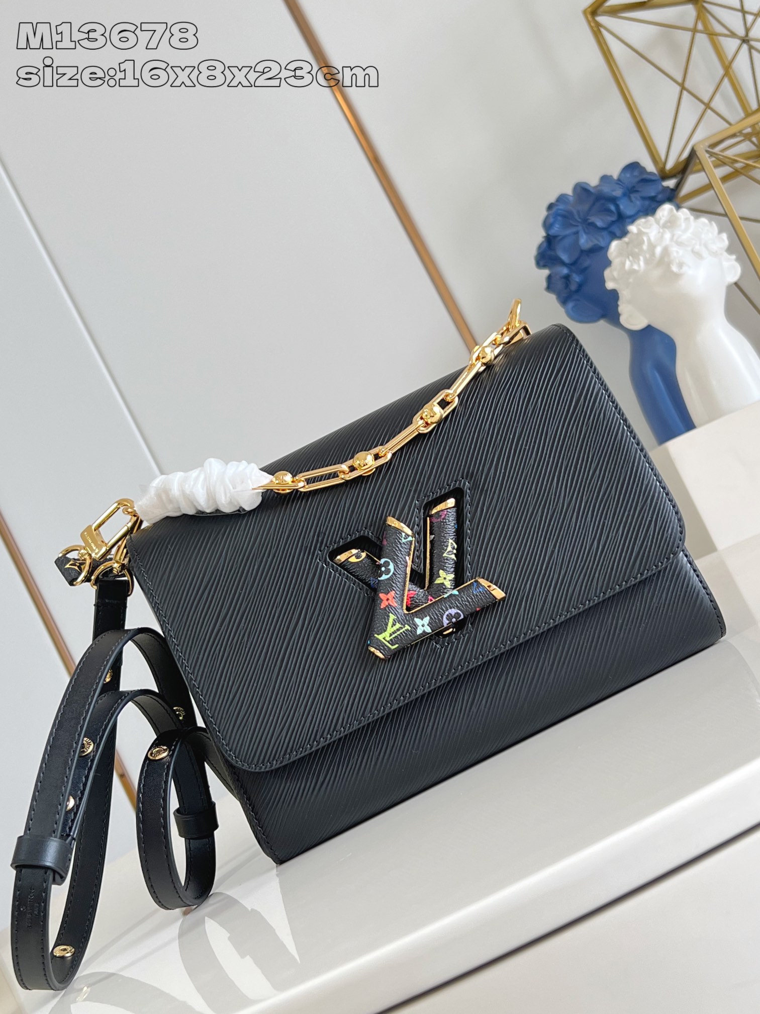 NO:404137,【Exclusive real shot M13678 black】M13243 This Twist Slim medium handbag presents a unique texture with Epi grain cowhide leather, and then incorporates the iconic LV Twist twist locks and dazzling metal parts to the modern silhouette. The Toron handle embellishes the colorful Monogram pattern of Louis Vuitton x Takashi Murakami reprint series. 16 x 8 x 23 cm (height x width x length) P.950,LV [original leather],louis vuitton,louis vuitton,cowhide19860909【独家实拍 M13678黑】M13243 本款 Twist Slim 中号手袋以 Epi 粒面牛皮革呈现别致肌理,再为摩登廓形融入标志性 LV Twist 扭锁和耀目金属件.Toron 手柄点缀路易威登 x 村上隆再版系列的缤纷 Monogram 图案.16 x 8 x 23厘米 (高 x 宽 x 长度) P.950,LV【原厂皮】,louis vuitton,louis vuitton,cowhide,Bag