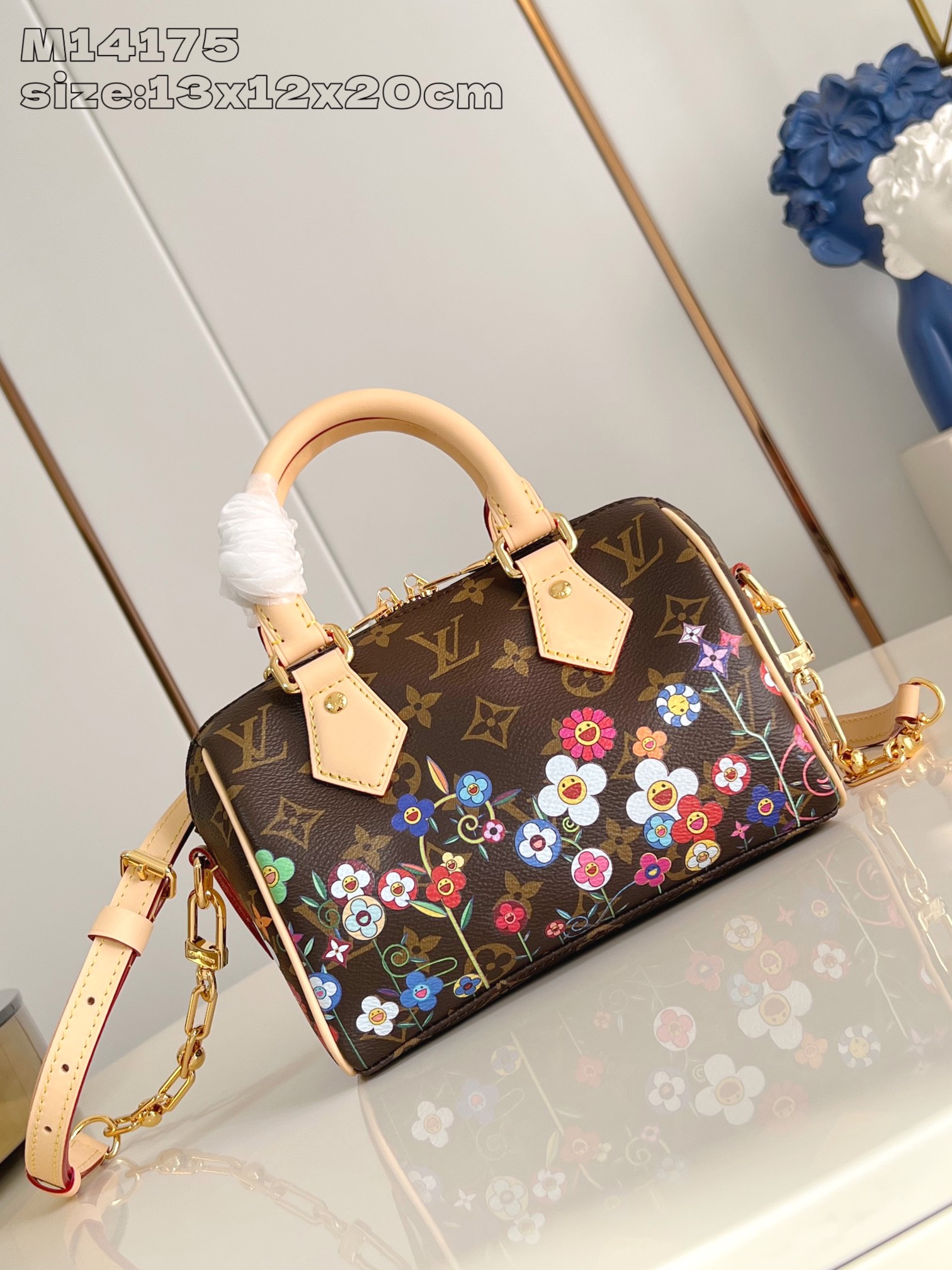 NO:404157,【Exclusive real shot M14175】This Speedy Bandoulière 20 handbag combines Monogram canvas and cowhide trim, and then uses the bright elements of Louis Vuitton x Murakami reprint series to convey the trendy style. The front and back are reinterpreted with Takashi Murakami's 'super flat' artistic concept. The zipper opening and closing is decorated with dazzling padlocks, Toron handles and removable and adjustable chains to achieve comfortable carrying. 13.5 x 12 x 20.5 cm (height x width x length) mm.650, LV [original leather], louis vuitton, louis vuitton,cowhide19860909【独家实拍 M14175】本款 Speedy Bandoulière 20 手袋融合 Monogram 帆布和牛皮革饰边,再借路易威登 x 村上隆再版系列的明快元素传递潮流格调.前后以村上隆的“超扁平”艺术理念重绎 Monogram 花卉图案,拉链开合处饰有耀目挂锁,Toron 手柄和可拆卸并调节的链条实现舒适背携.13.5 x 12 x 20.5厘米 (高 x 宽 x 长度) mm.650,LV【原厂皮】,louis vuitton,louis vuitton,cowhide,Bag