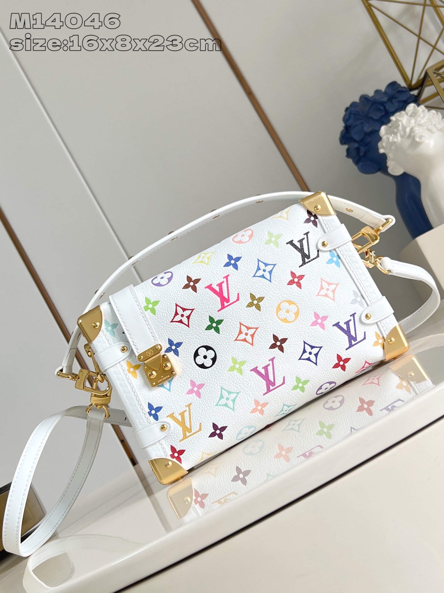 NO:404145,【Exclusive real photo M14046 white color】This Side Trunk medium handbag shows the agile Monogram pattern of Louis Vuitton x Takashi Murakami's reprint series, integrating soft cowhide leather with reinforced metal corners and iconic S-lock buckles, which can easily accommodate daily needs. The square configuration greets the brand's classic suitcase, with removable nail handles and shoulder straps for flexible carrying. 16 x 8.5 x 23.5 cm (height x width x length) mm.900, LV [original leather], louis vuitton, louis vuitton,cowhide19860909【独家实拍 M14046白彩】本款 Side Trunk 中号手袋以谐趣 Monogram 图案道出路易威登 x 村上隆再版系列的灵动格调,为柔软牛皮革融入加固金属包角和标志性 S-lock 锁扣,可轻松容纳日常所需.方正构型致意品牌经典行李箱,可拆卸饰钉手柄和肩带实现灵活背携.16 x 8.5 x 23.5厘米 (高 x 宽 x 长度) mm.900,LV【原厂皮】,louis vuitton,louis vuitton,cowhide,Bag