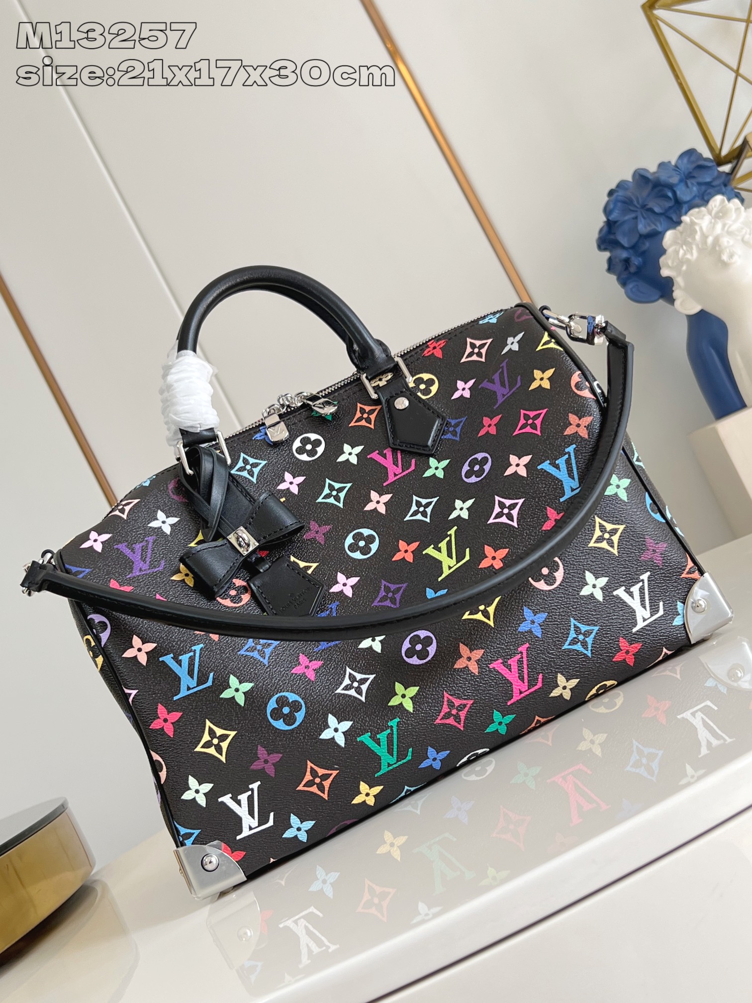 NO:404217,【Exclusive real photo M13257 black color】This Speedy Soft 30 handbag is made of soft coated canvas, and uses colorful rainbow tones to depict the full Monogram pattern, pointing out the agile style of Louis Vuitton x Murakami Takashi Reprint series. Cowhide leather tones to build Toron handles and removable shoulder straps, metal corners trace classic suitcase elements, bow-shaped key bag and padlock add branded strokes. 21 x 17 x 30 cm (height x width x length) A.850,LV [original leather],louis vuitton,louis vuitton,cowhide19860909【独家实拍 M13257黑彩】本款 Speedy Soft 30 手袋取材柔软涂层帆布,以缤纷彩虹色调描摹全幅 Monogram 图案,点明路易威登 x 村上隆再版系列的灵动格调.牛皮革构筑 Toron 手柄和可拆卸肩带,金属包角回溯经典行李箱元素,蝴蝶结造型钥匙包和挂锁再添品牌笔触.21 x 17 x 30厘米 (高 x 宽 x 长度) A.850,LV【原厂皮】,louis vuitton,louis vuitton,cowhide,Bag