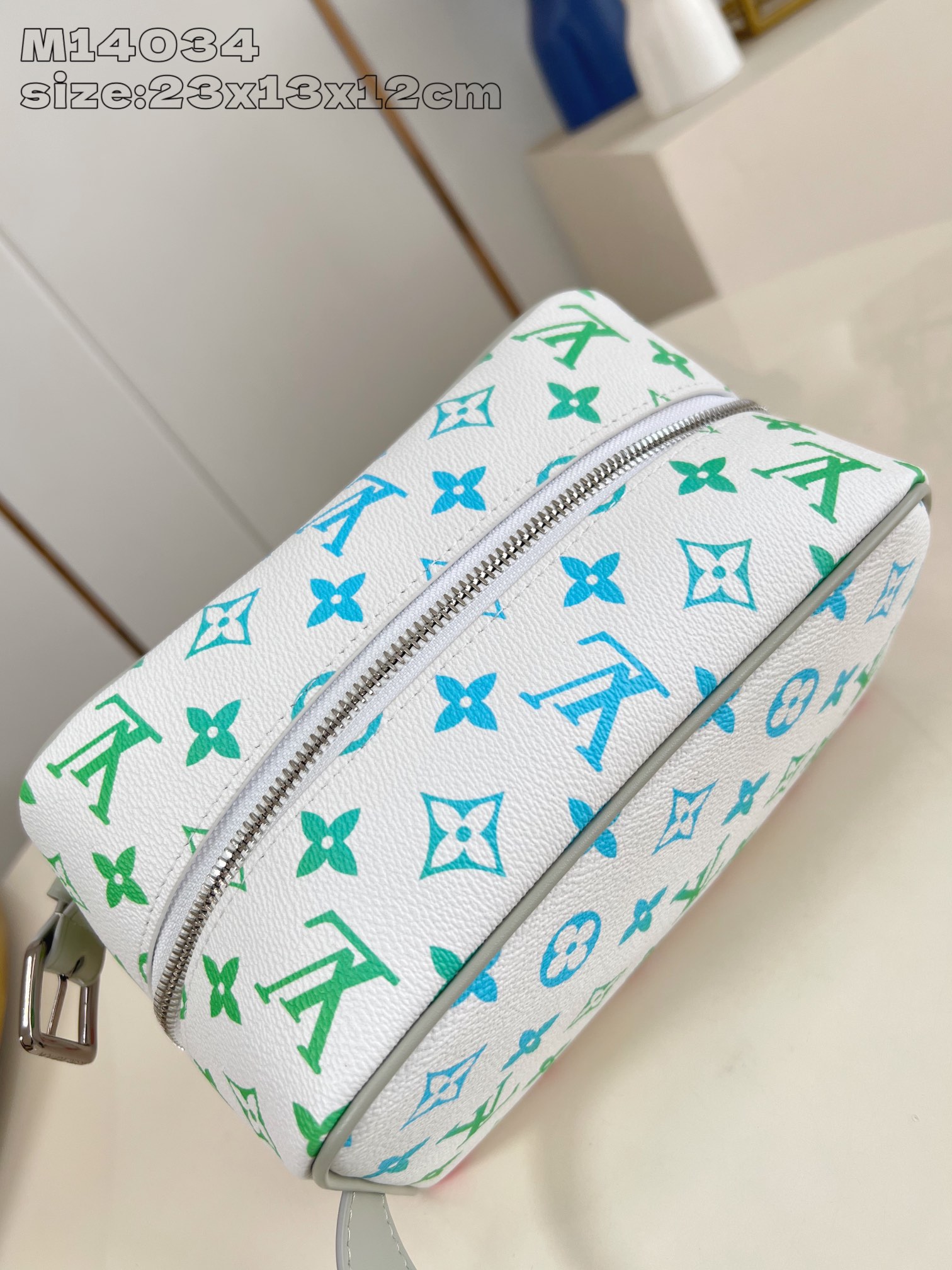 【顶级原单 M14034 】本款 Locker Dopp Kit 盥洗袋取材 Monogram 帆布，融
