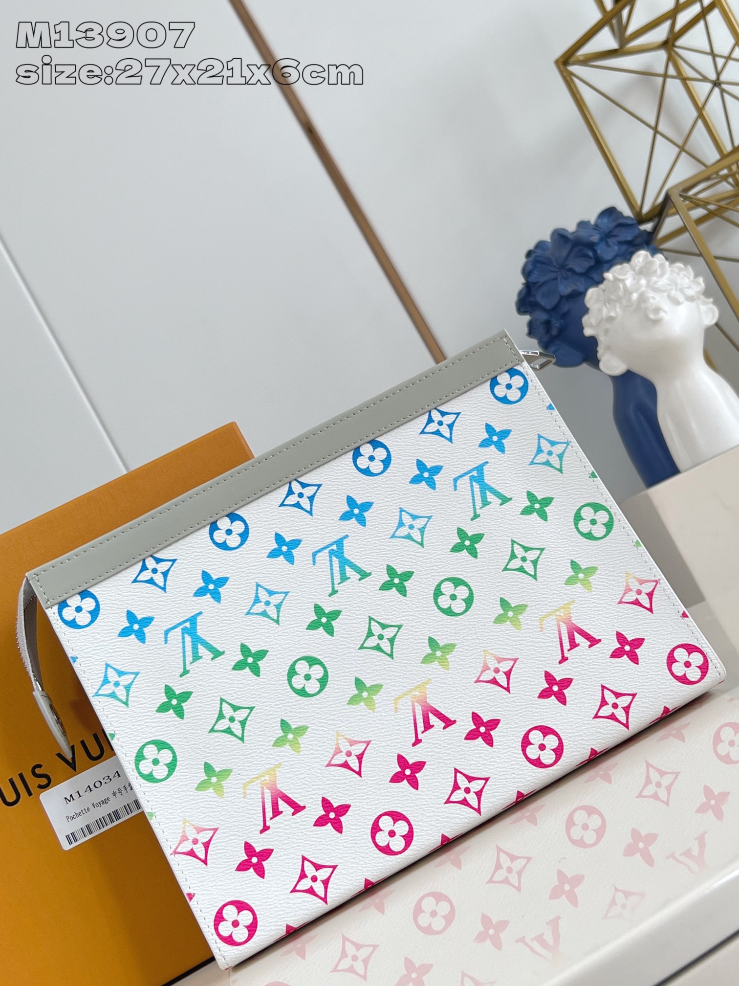 【顶级原单 M13907 】由全新标志性黑灰 Monogram Eclipse 帆布裁制而成，此款风格硬