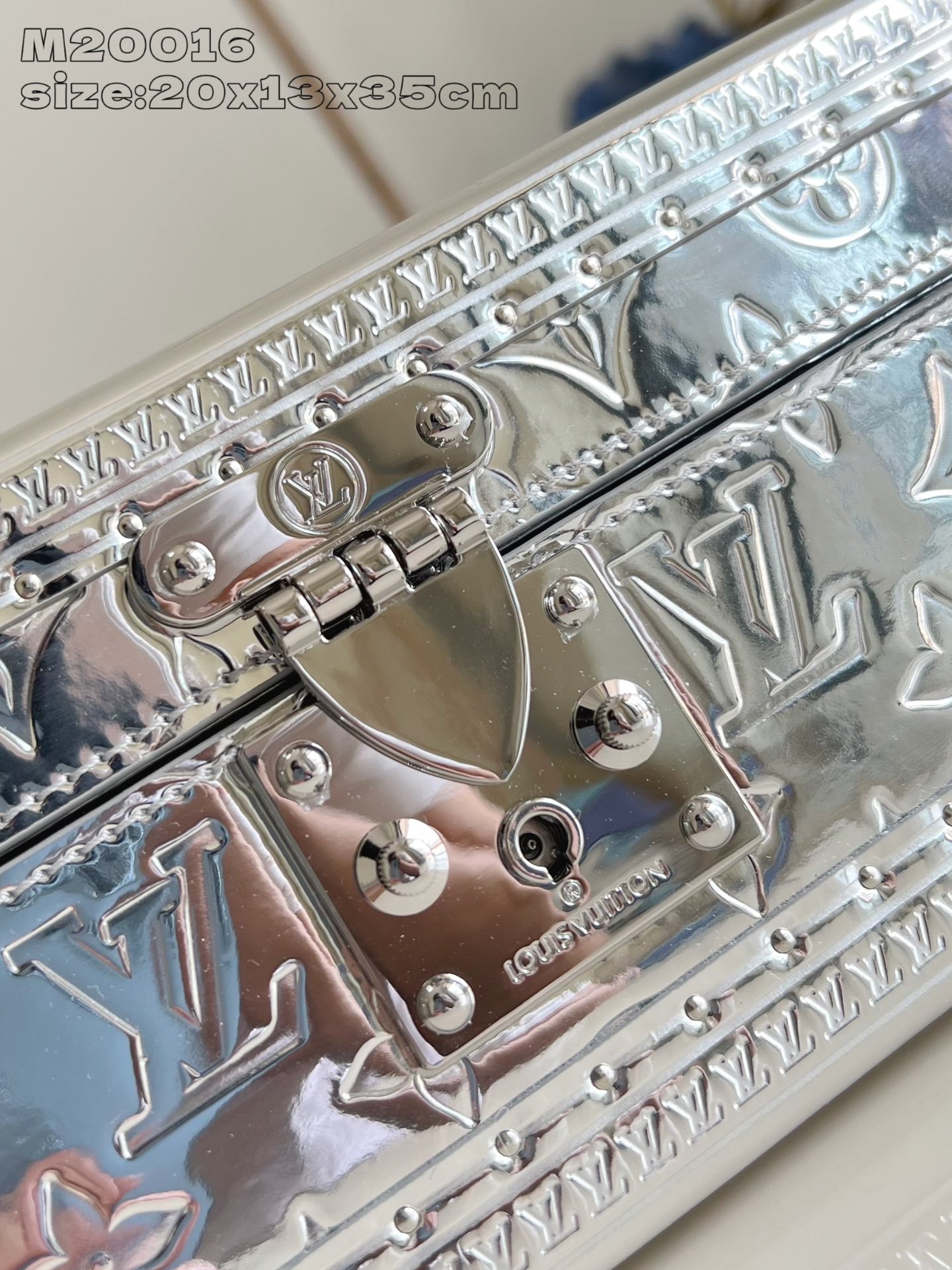 【顶级原单 M20016银压花 】本款 Coffret 8 Montres 腕表箱出自滑雪系列，为 Mo