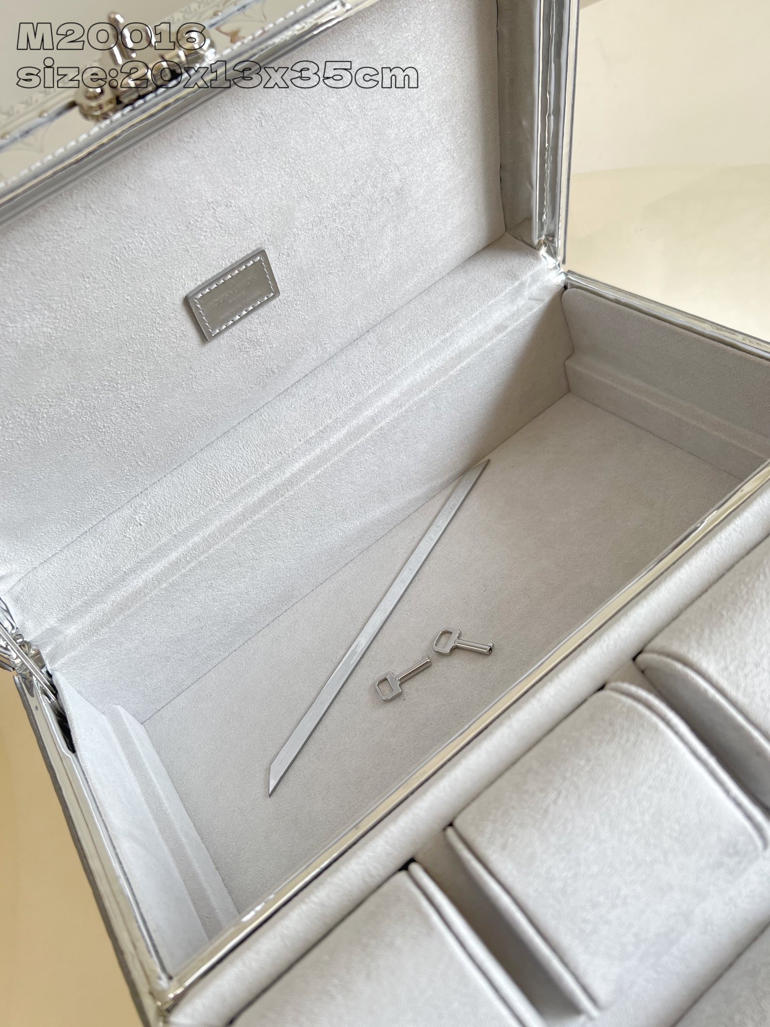 【顶级原单 M20016银压花 】本款 Coffret 8 Montres 腕表箱出自滑雪系列，为 Mo