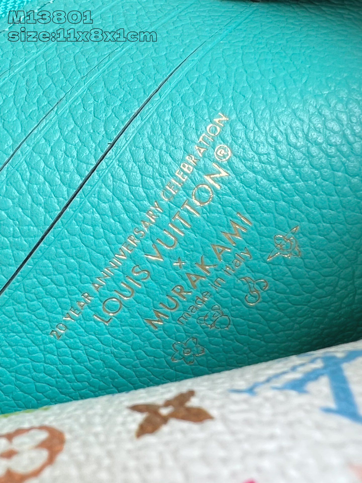 【顶级原单 M13801蓝 】村上隆合作系列 這款Noa小型錢包以路易威登的經典Monogram帆布製作
