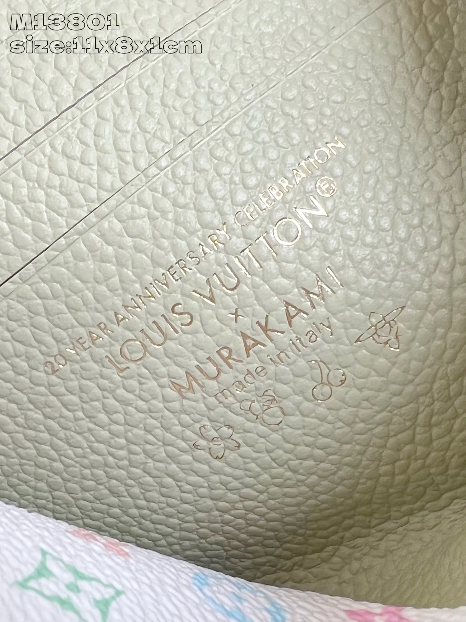 【顶级原单 M13801绿 】村上隆合作系列 這款Noa小型錢包以路易威登的經典Monogram帆布製作