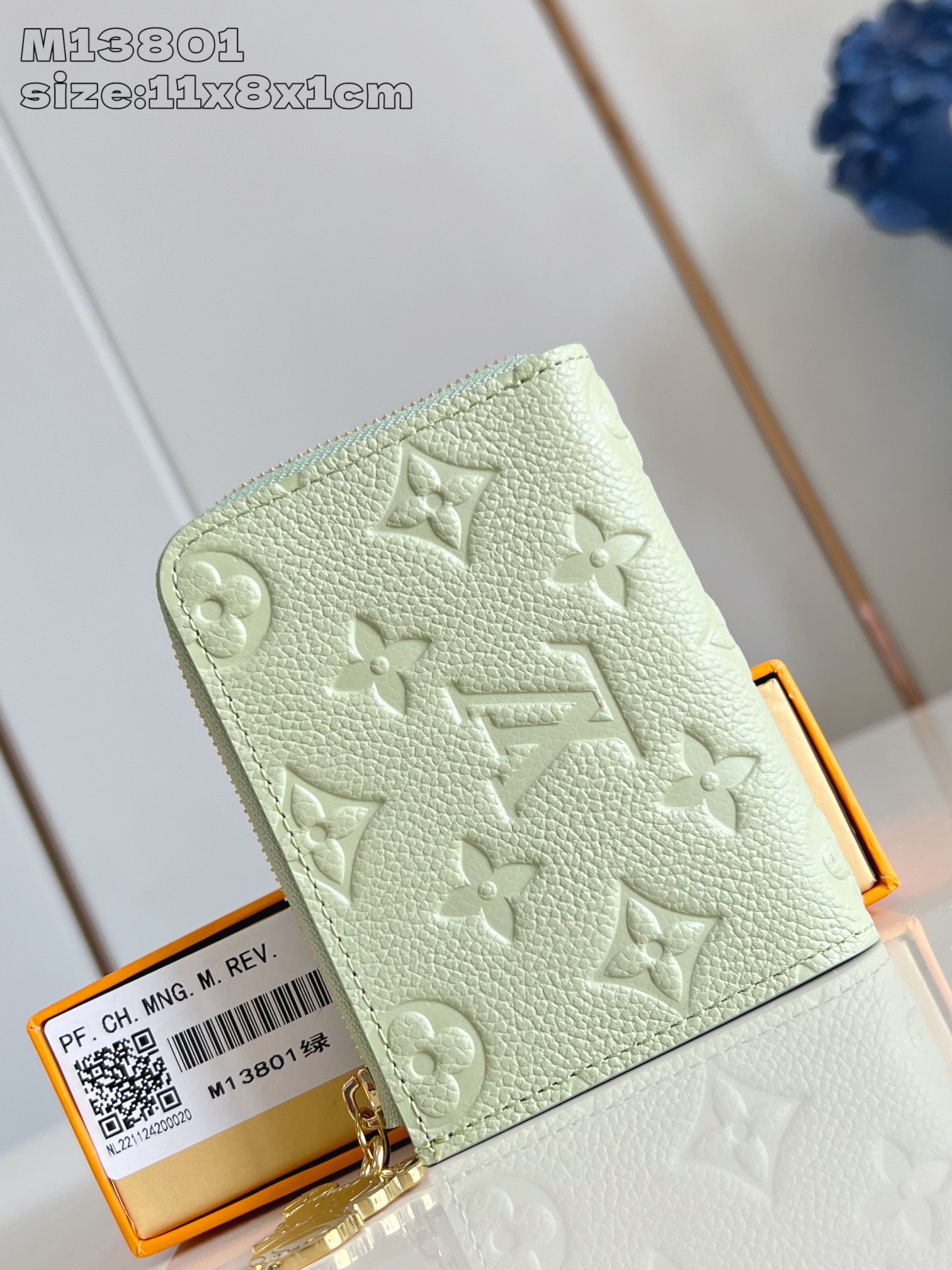 【顶级原单 M13801绿 】村上隆合作系列 這款Noa小型錢包以路易威登的經典Monogram帆布製作