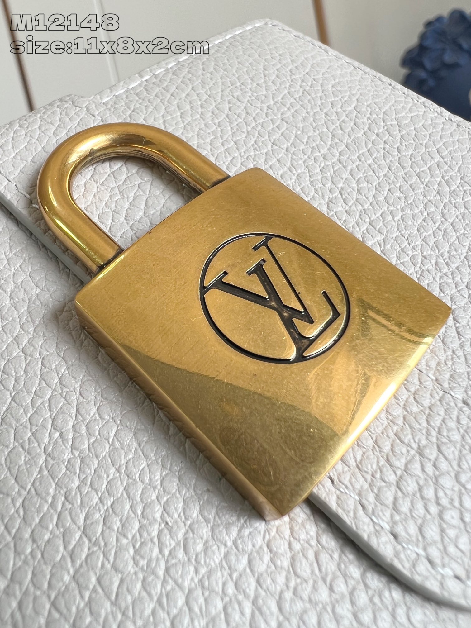 【顶级原单 M12148香芋灰 】 新款Low Key 钱夹体现了极简主义设计，同时彰显了品牌的传统工艺