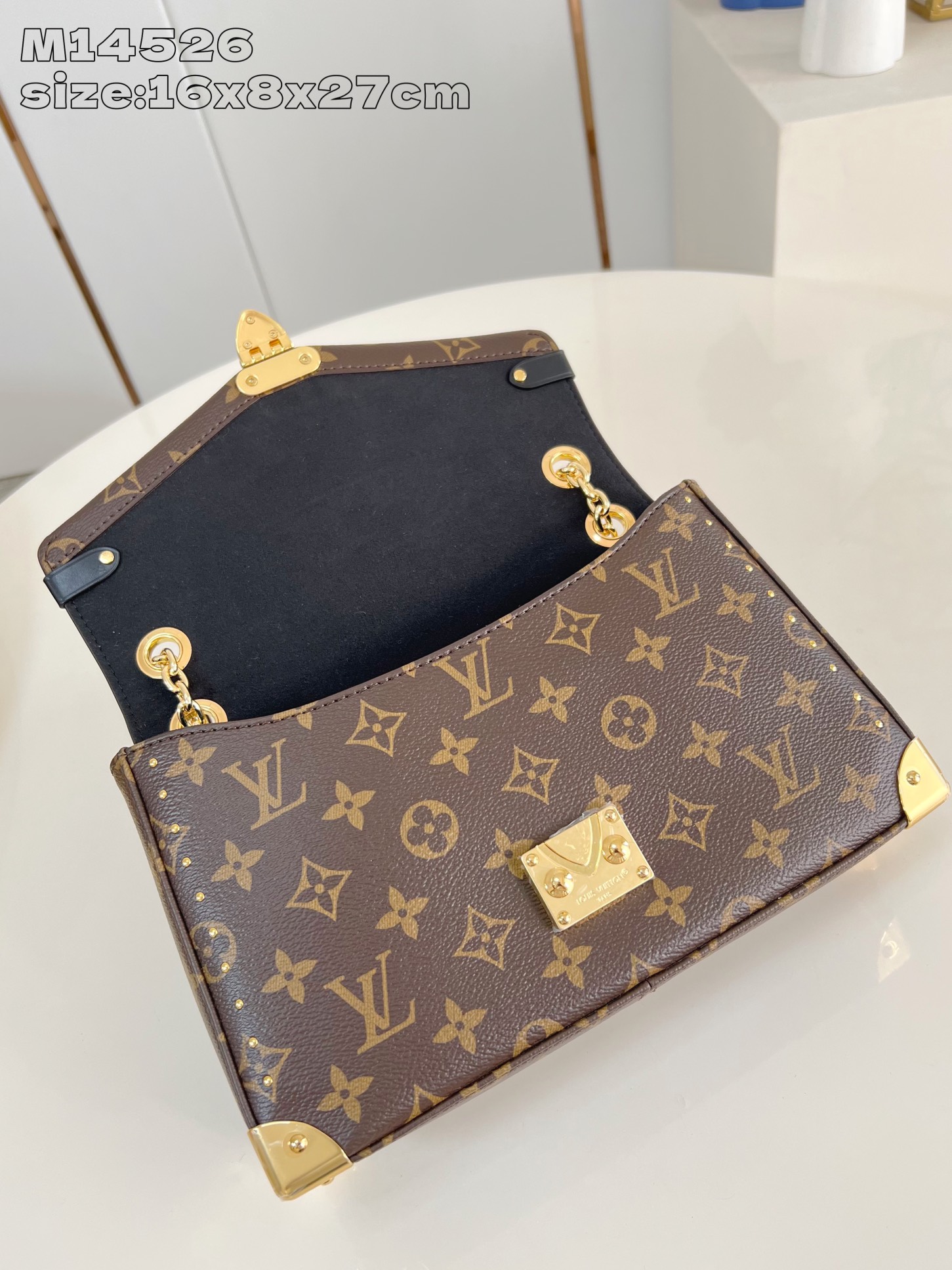 【顶级原单 M14526老花 】Trunkie 手袋结合 Monogram 帆布和金属铆钉，搭配金属质感