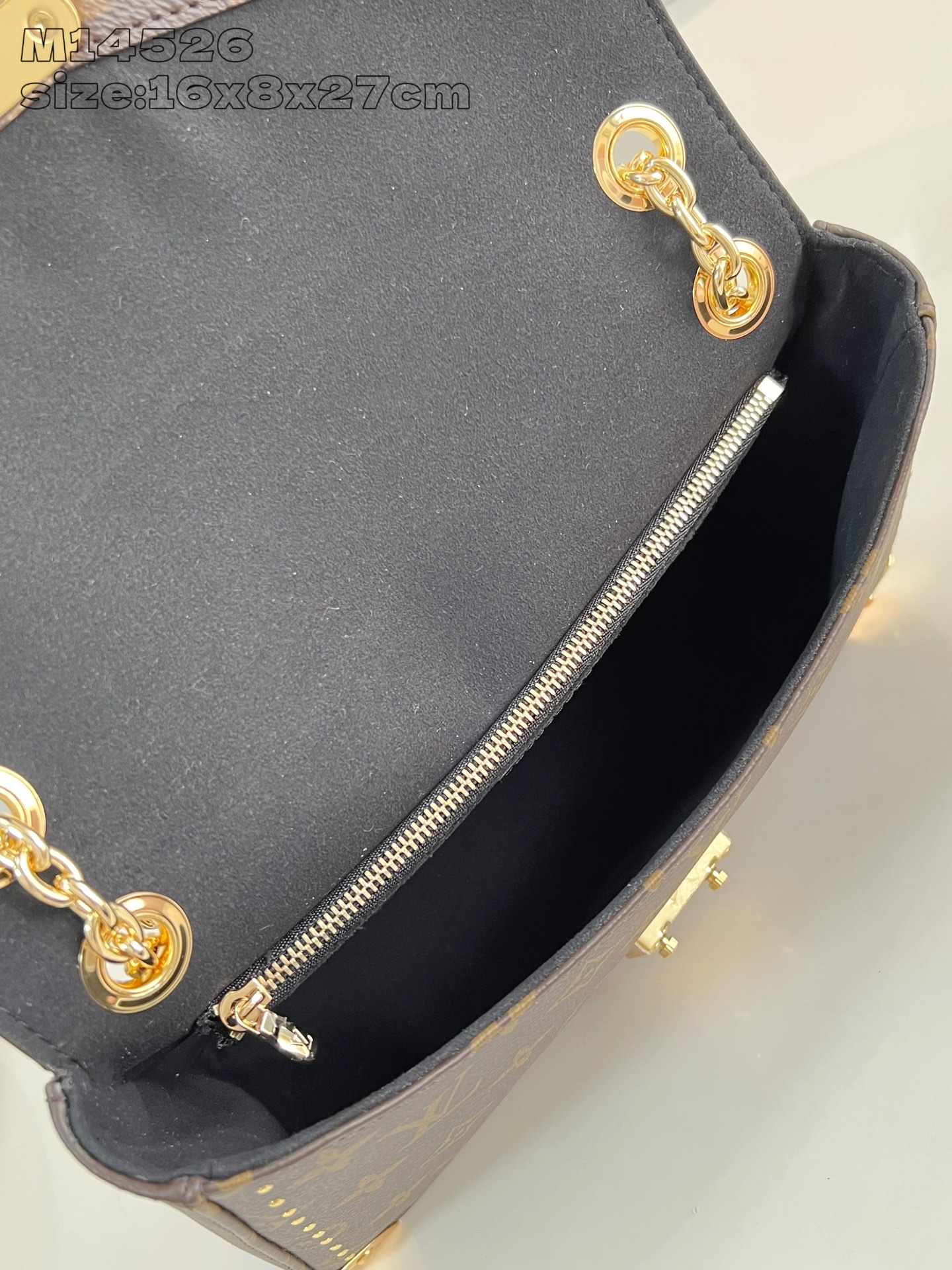【顶级原单 M14526老花 】Trunkie 手袋结合 Monogram 帆布和金属铆钉，搭配金属质感