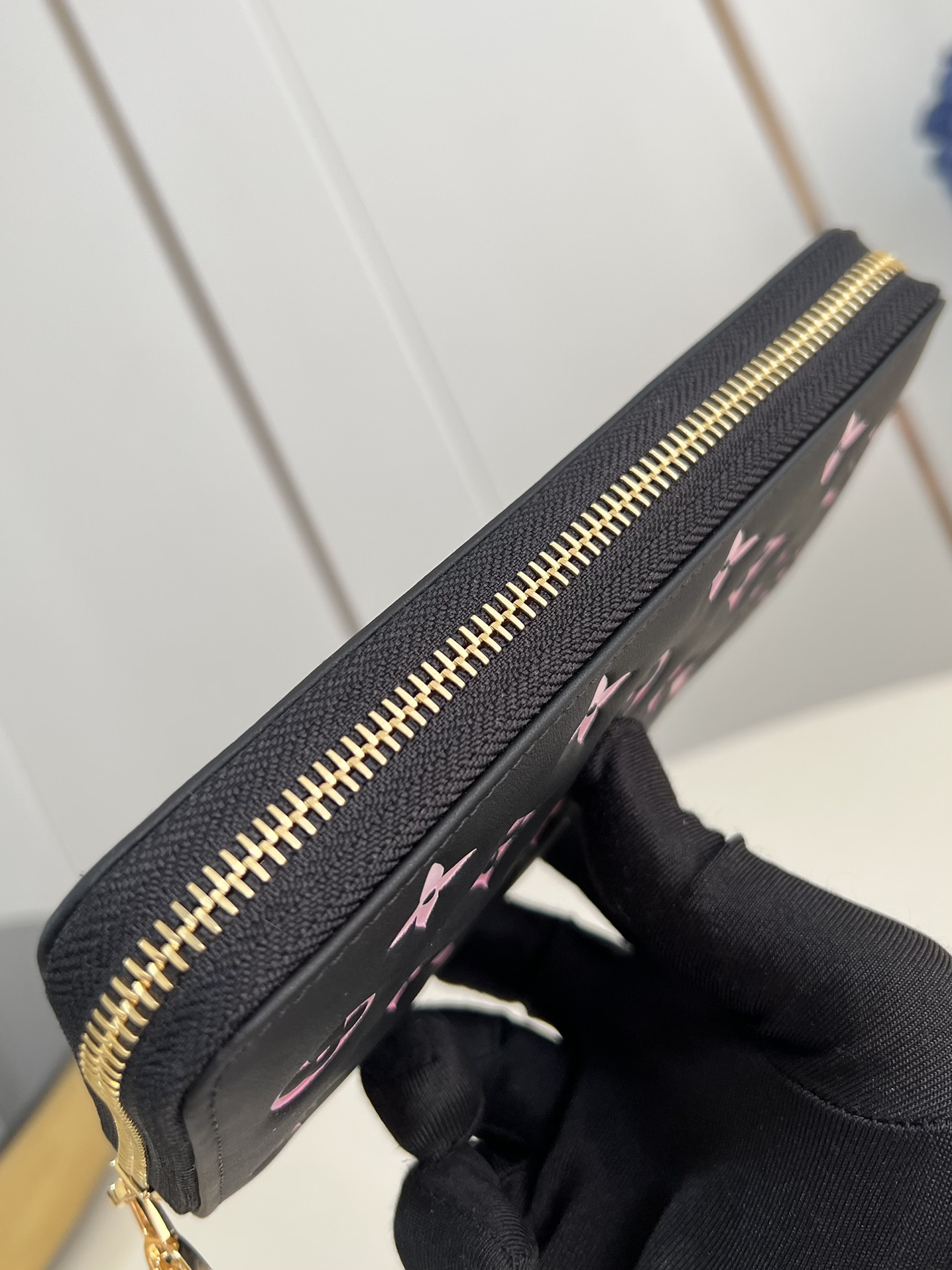 【顶级原单 M12152 】這款LV Ski系列的zippy拉鏈錢包具有枕頭般柔軟的質感，設計取材自品牌