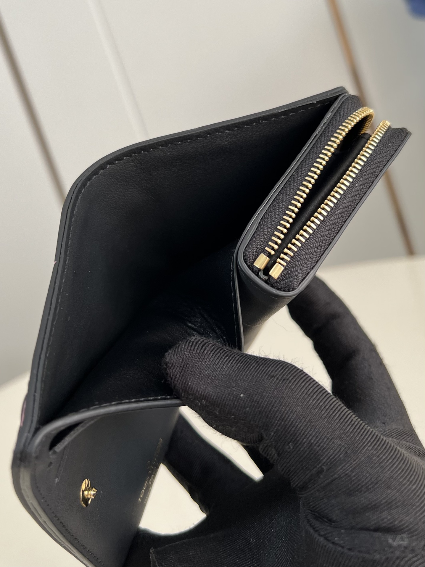 【顶级原单 M12378 】這款LV Ski系列的zippy錢包具有枕頭般柔軟的質感，設計取材自品牌的C