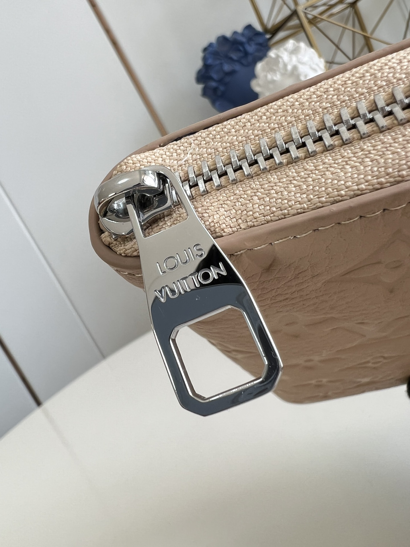 【顶级原单 M14141卡其 】这款男士竖款拉链钱夹以耐磨的 Damier Graphite 帆布制成，