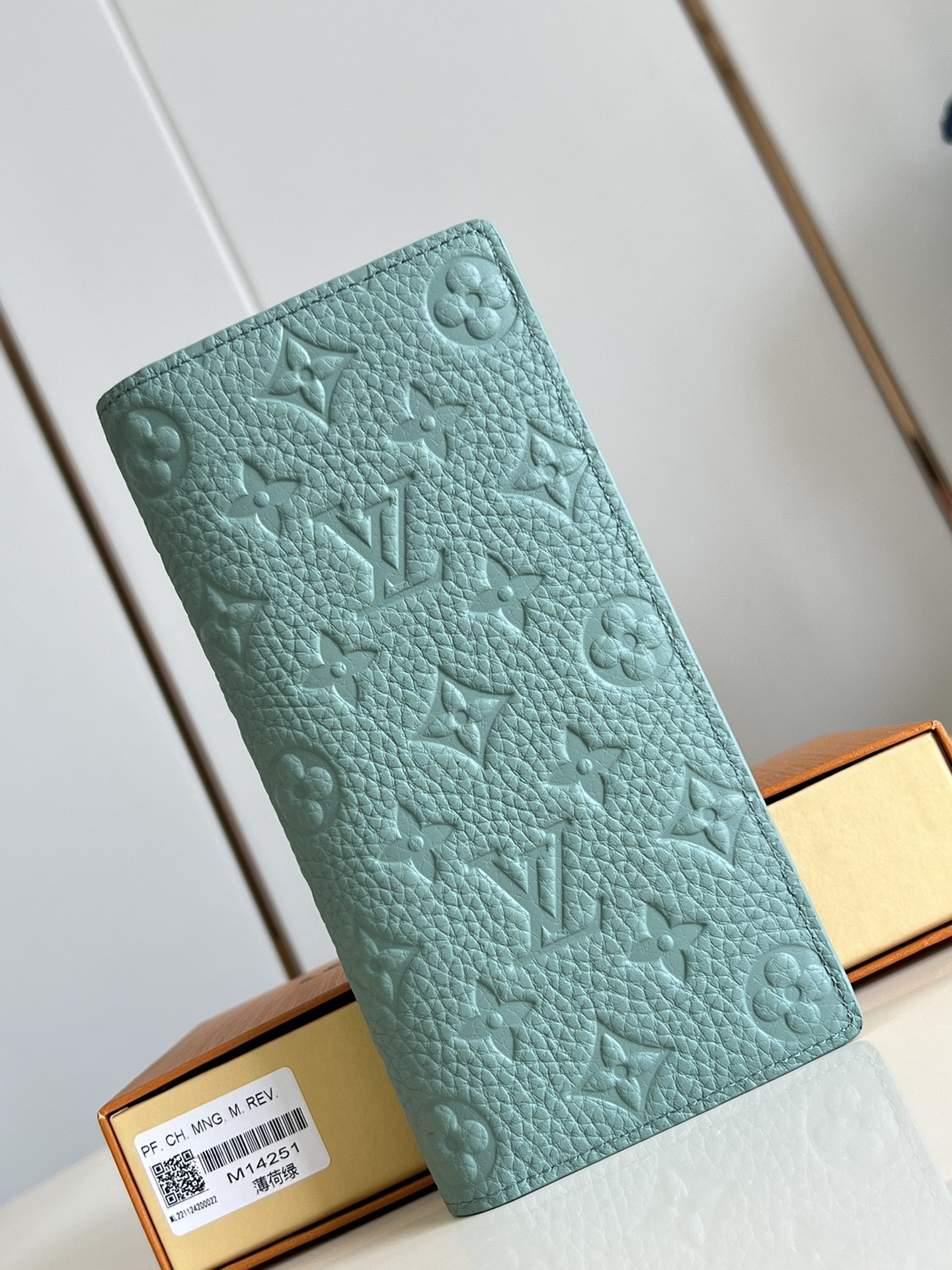 【顶级原单 M14251薄荷绿 】由全新标志性 Monogram Eclipse 帆布裁制而成，此款风格