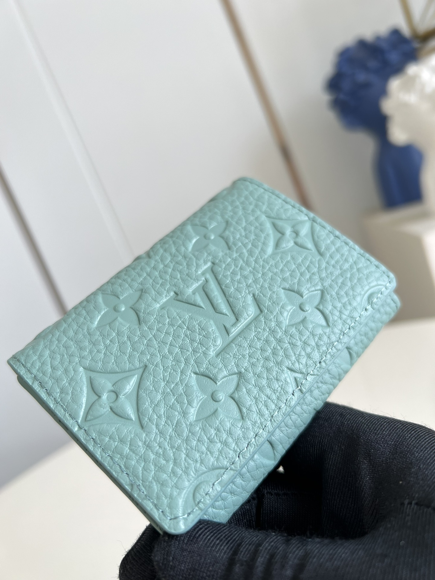 【顶级原单 M13891薄荷绿 】本款 Envelope 名片夹取材粒面 Monogram 压纹 Tau