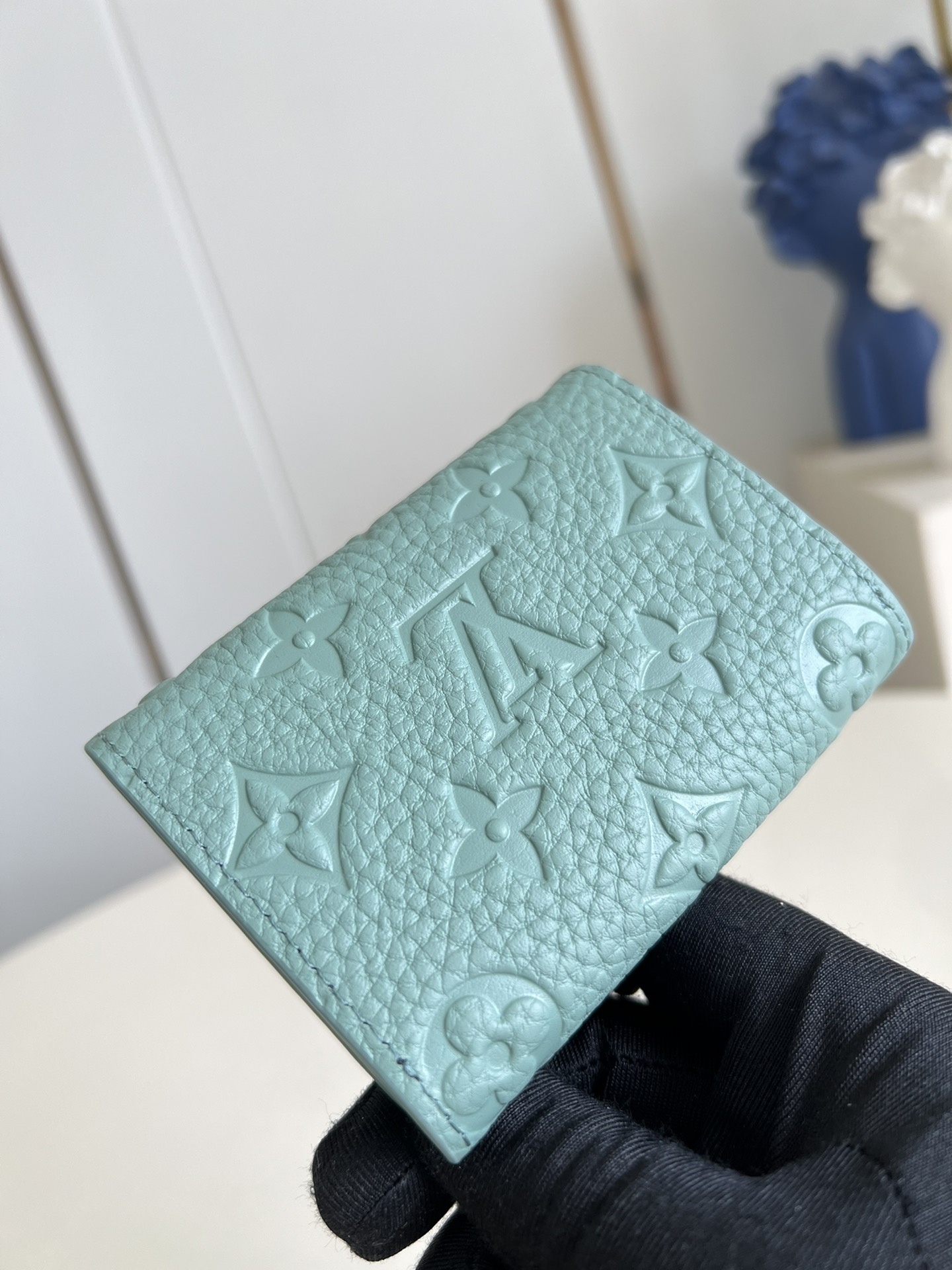 【顶级原单 M13891薄荷绿 】本款 Envelope 名片夹取材粒面 Monogram 压纹 Tau