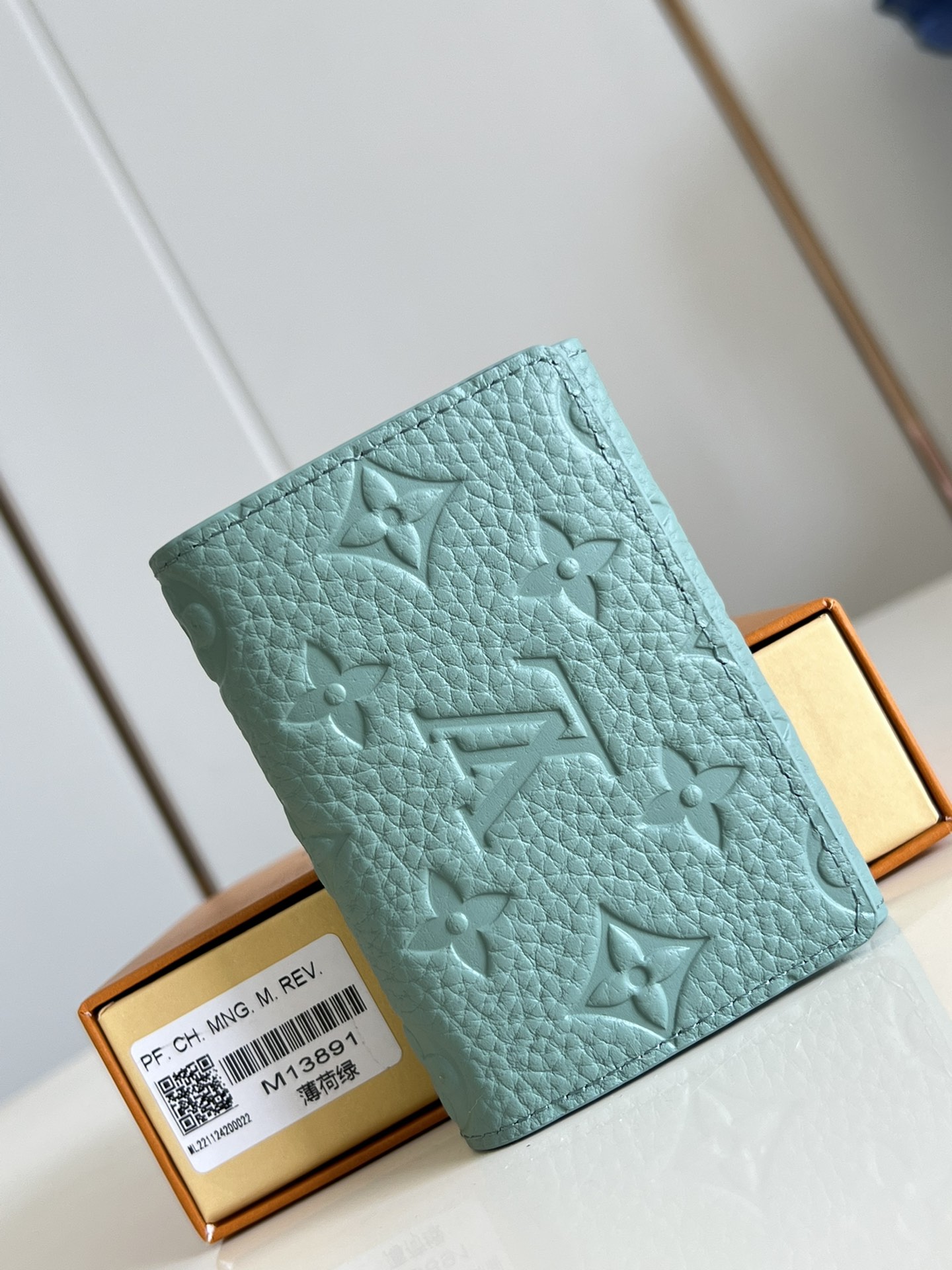 【顶级原单 M13891薄荷绿 】本款 Envelope 名片夹取材粒面 Monogram 压纹 Tau