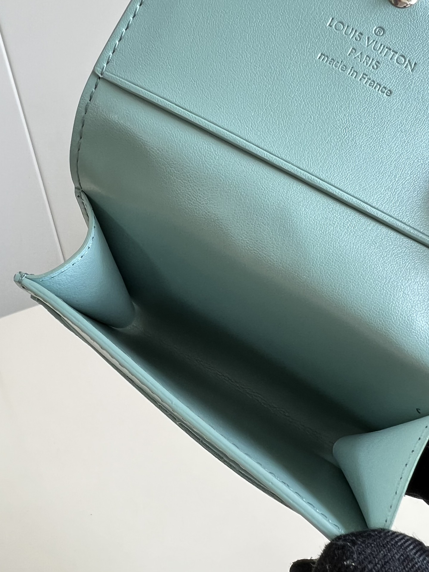 【顶级原单 M13891薄荷绿 】本款 Envelope 名片夹取材粒面 Monogram 压纹 Tau