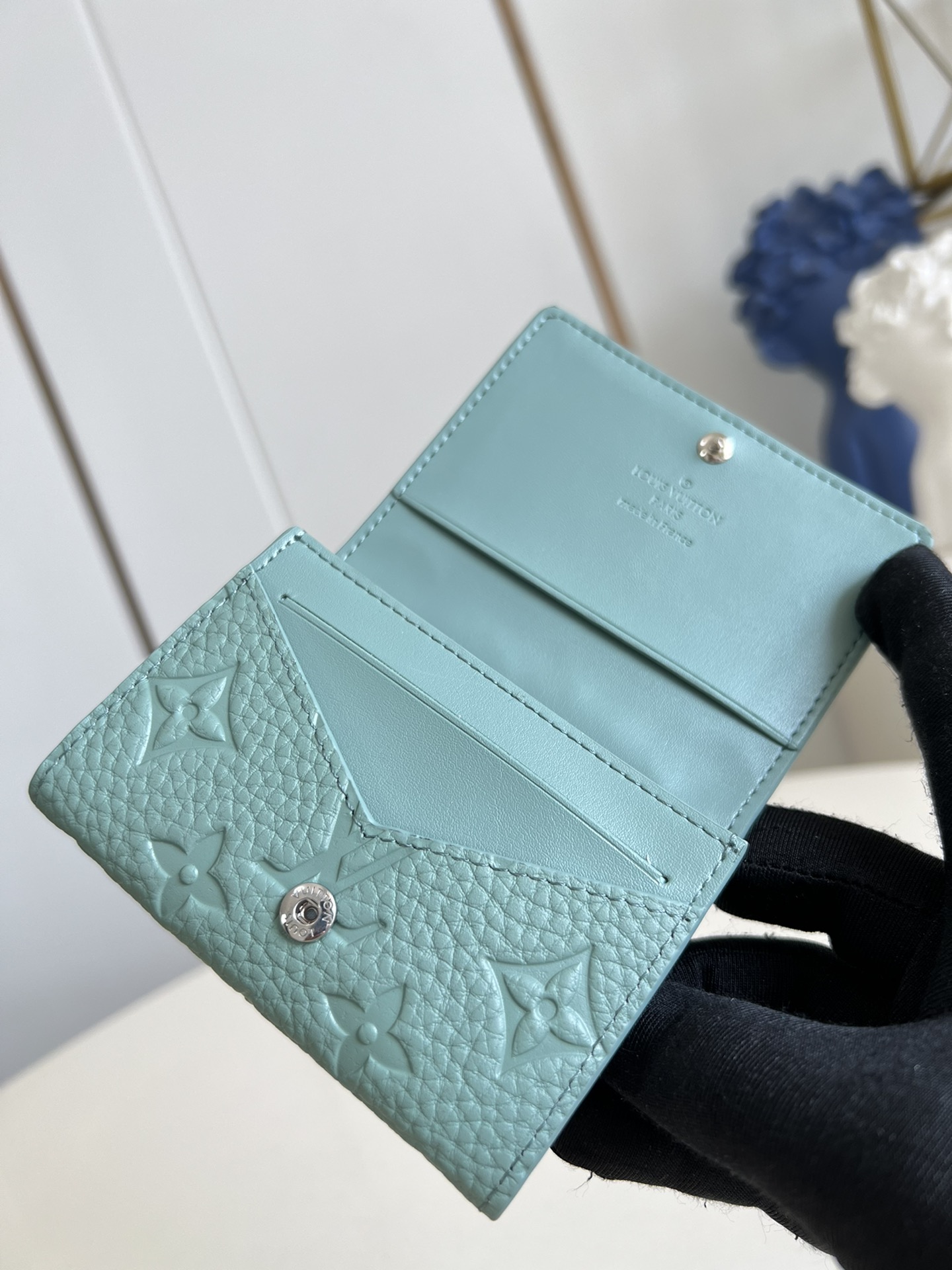 【顶级原单 M13891薄荷绿 】本款 Envelope 名片夹取材粒面 Monogram 压纹 Tau