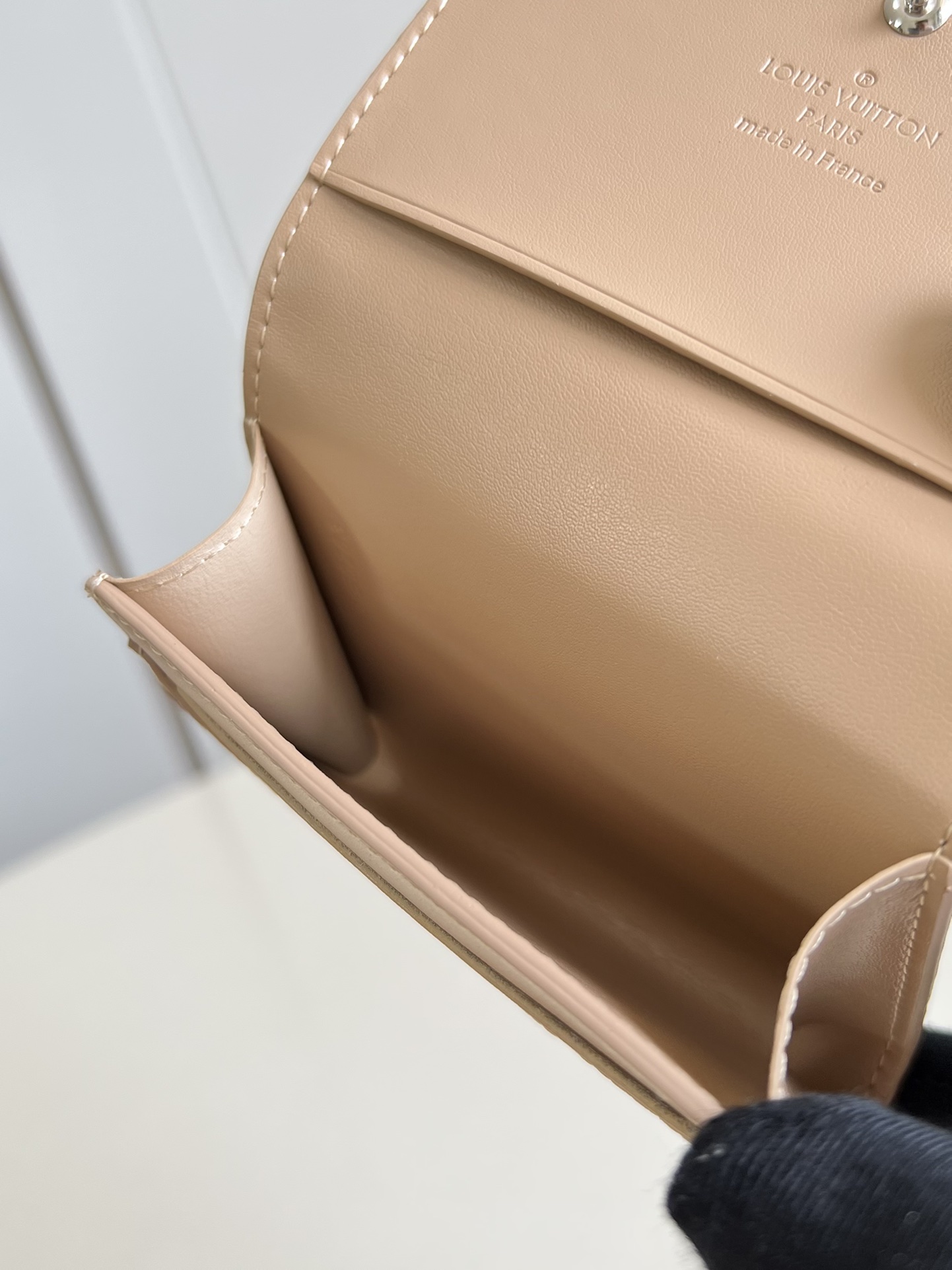 【顶级原单 M13891卡其 】本款 Envelope 名片夹取材粒面 Monogram 压纹 Taur