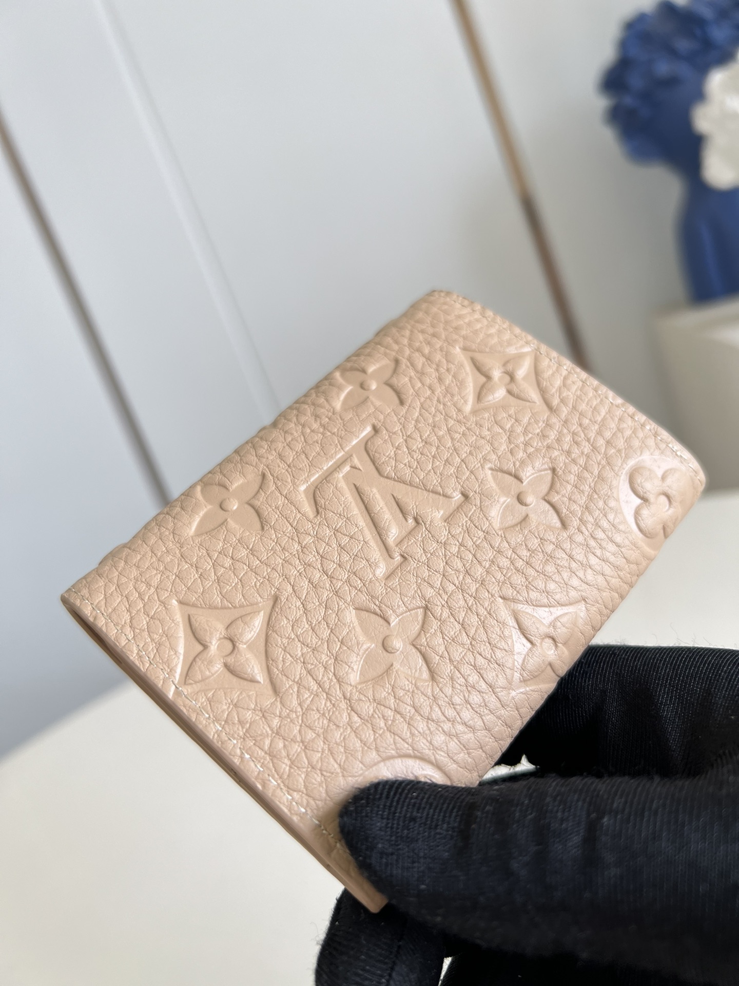 【顶级原单 M13891卡其 】本款 Envelope 名片夹取材粒面 Monogram 压纹 Taur