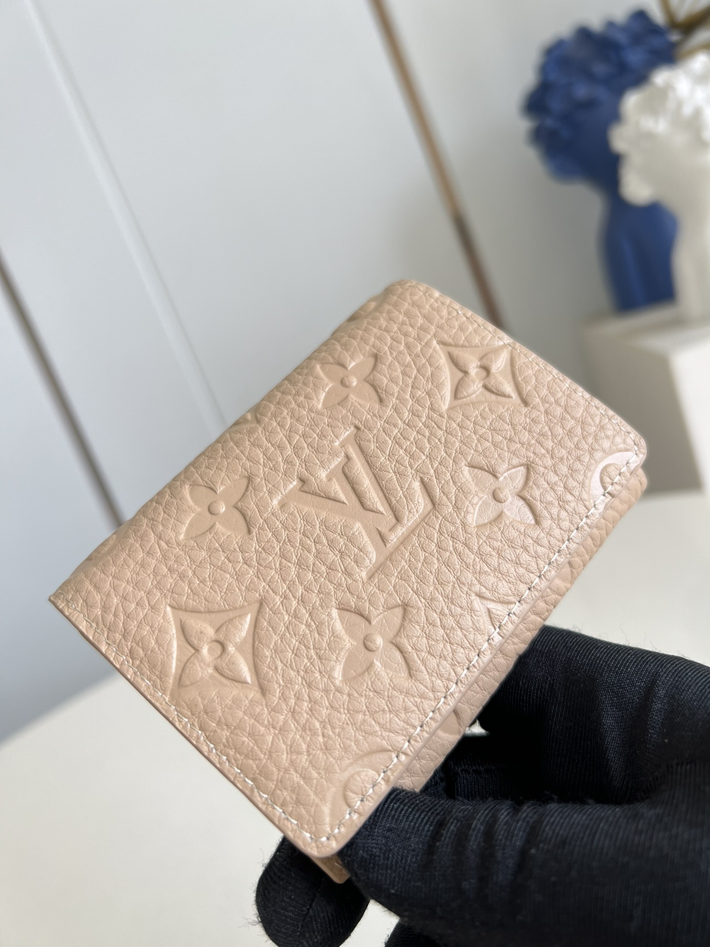 【顶级原单 M13891卡其 】本款 Envelope 名片夹取材粒面 Monogram 压纹 Taur