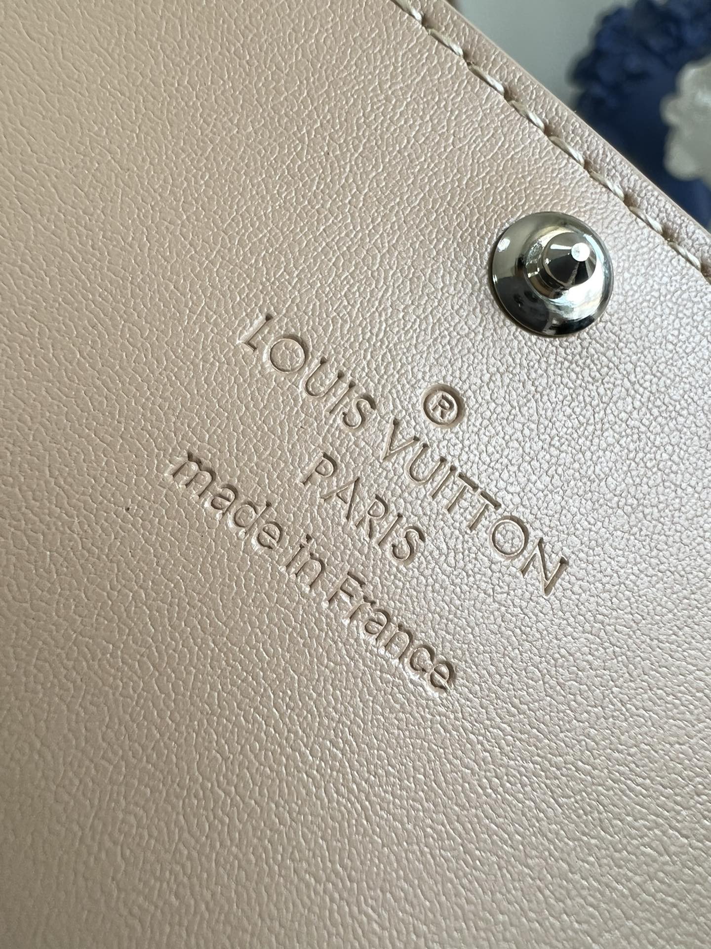 【顶级原单 M13891卡其 】本款 Envelope 名片夹取材粒面 Monogram 压纹 Taur