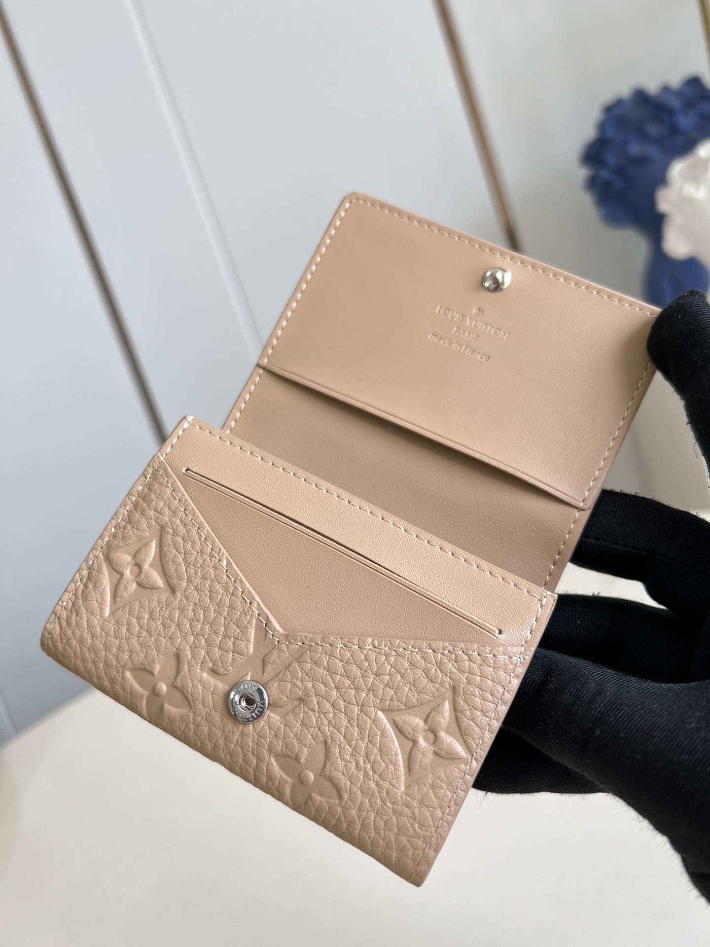 【顶级原单 M13891卡其 】本款 Envelope 名片夹取材粒面 Monogram 压纹 Taur