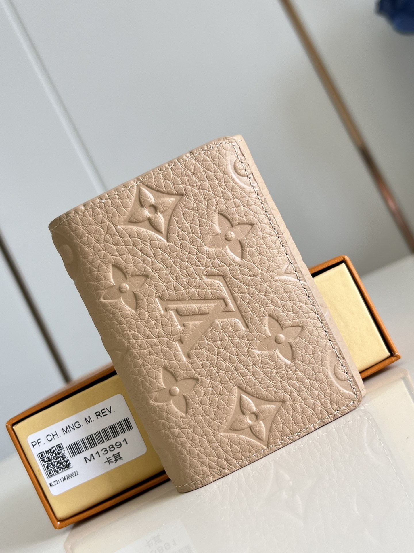 【顶级原单 M13891卡其 】本款 Envelope 名片夹取材粒面 Monogram 压纹 Taur