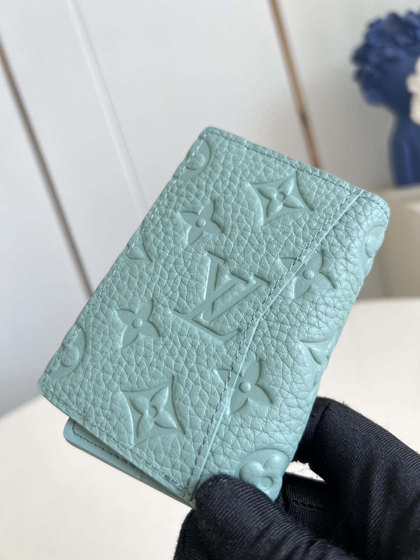 【顶级原单 M13973薄荷绿 】這款袋裝萬用錢包以粒面Taurillon皮革製造，綴有Monogram