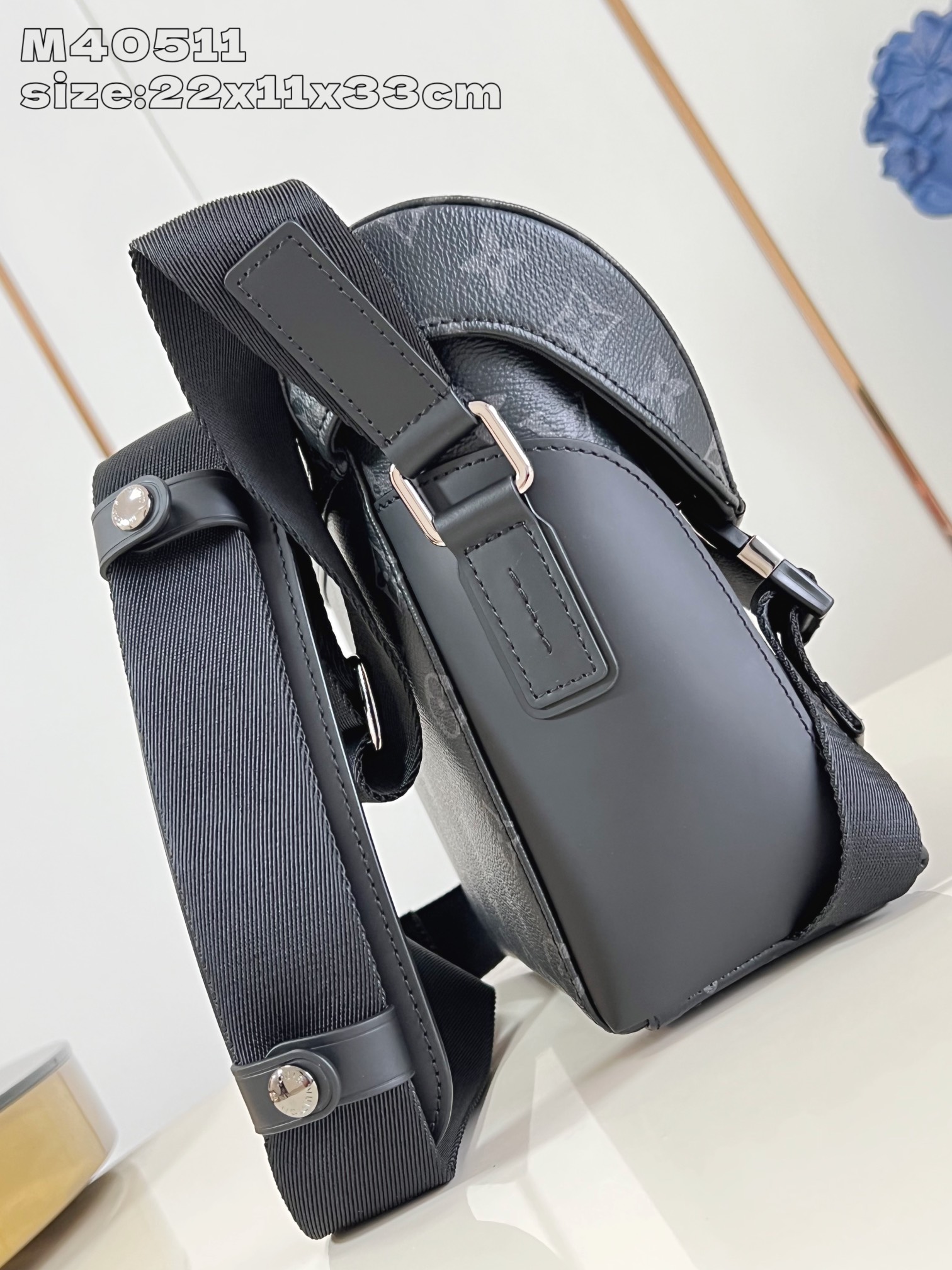 【顶级原单 M40511 】以经典学院风格为设计灵感，此款 Messenger PM Voyager 小
