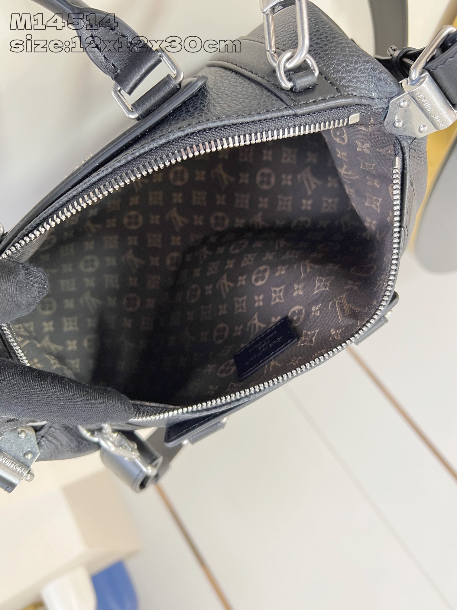 【顶级原单 M14514黑 】本款 LV Biker 小号手袋瞩目亮相 2025 春夏秀场，以像素效果粒