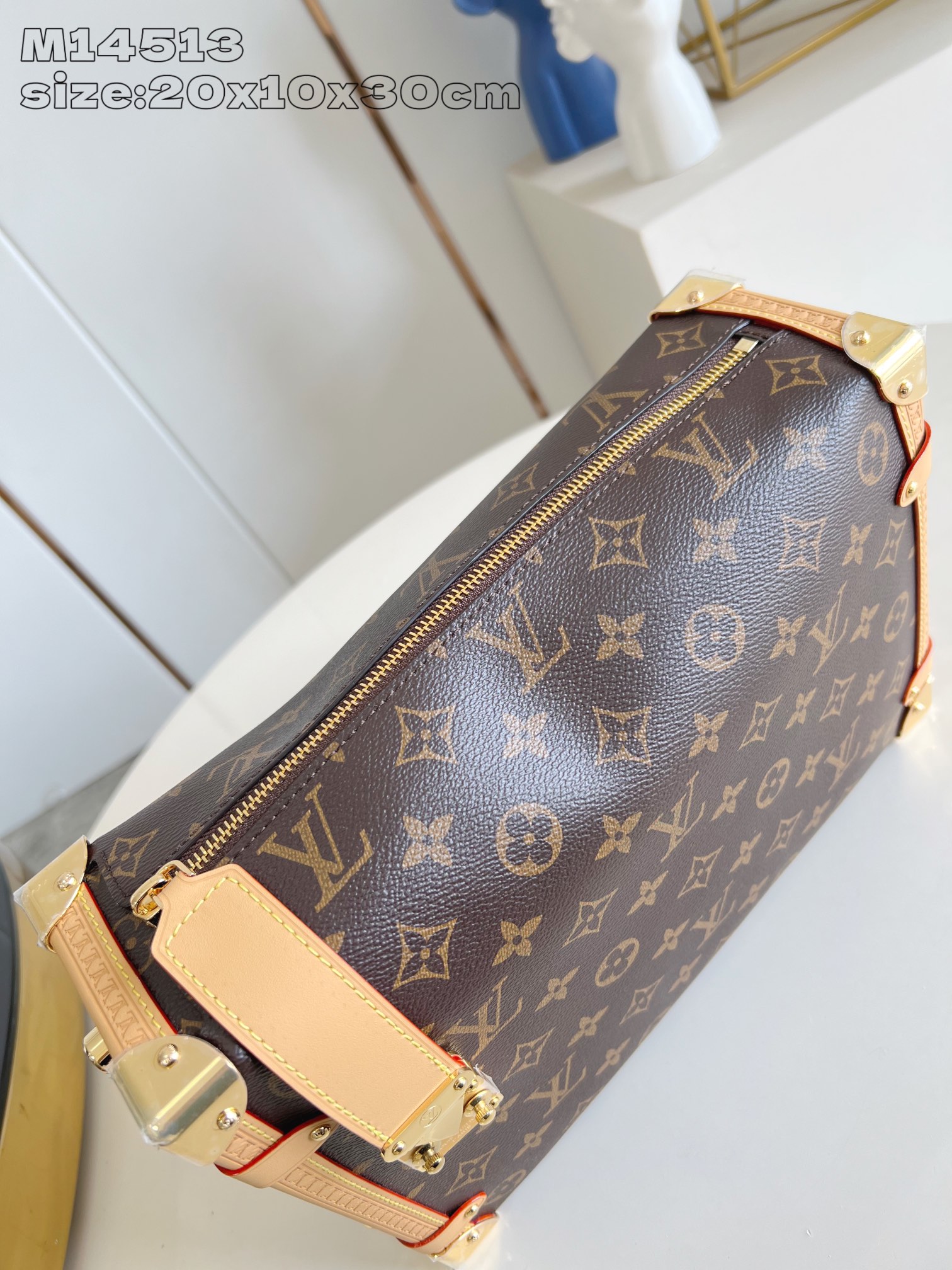 【顶级原单 M14513老花 】本款 Side Trunk 大号手袋为 Monogram 帆布勾勒撞色皮