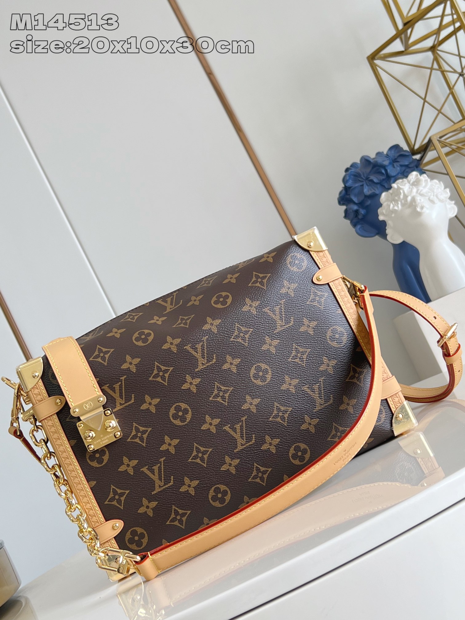 【顶级原单 M14513老花 】本款 Side Trunk 大号手袋为 Monogram 帆布勾勒撞色皮