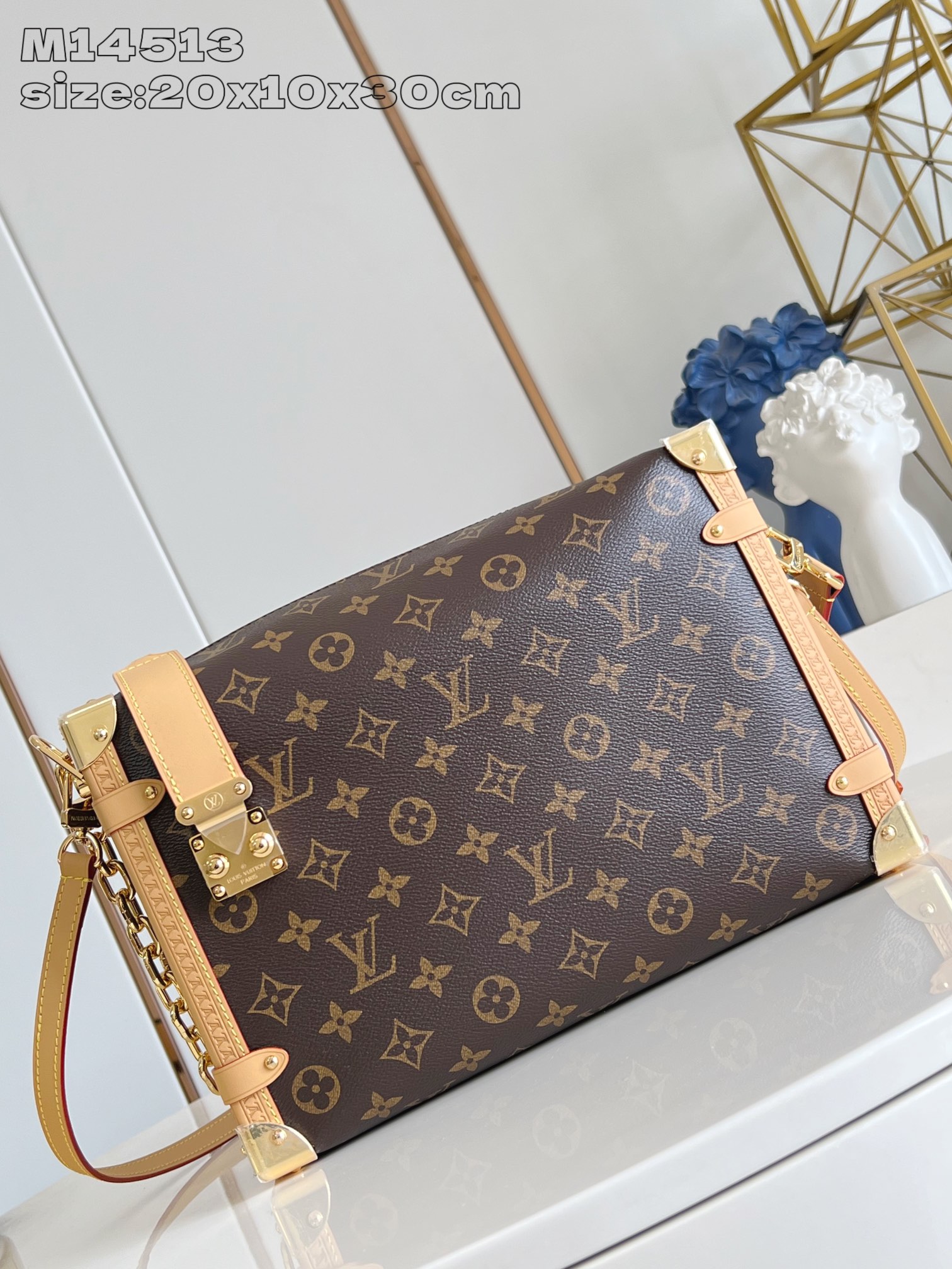 【顶级原单 M14513老花 】本款 Side Trunk 大号手袋为 Monogram 帆布勾勒撞色皮
