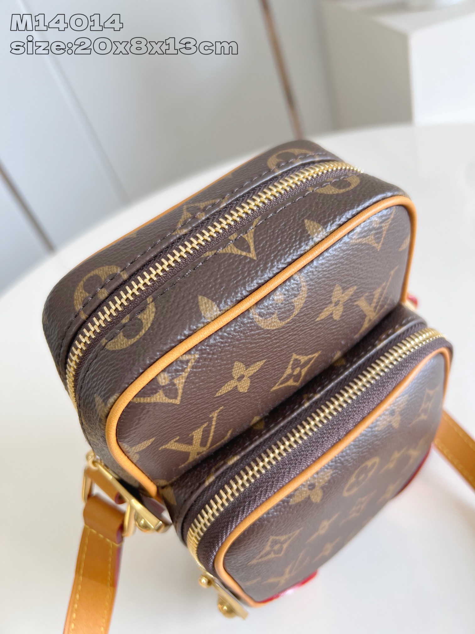 【顶级原单 M14014老花 】时尚的 Amazone 斜挎包取材 Monogram 帆布，包角、镶边和