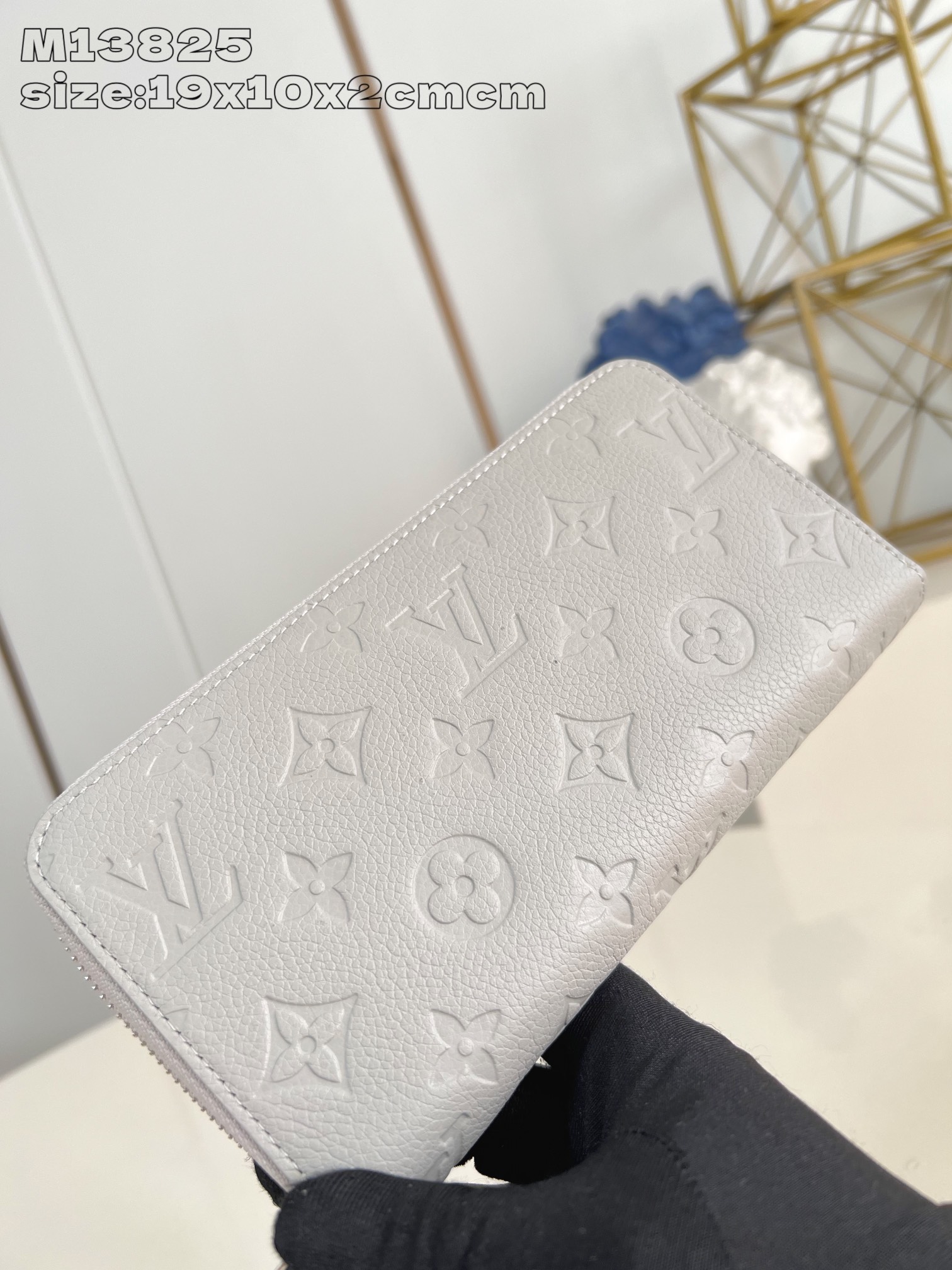 【顶级原单 M13825 】作为路易威登代表性作品之一，此款 Zippy 拉链钱夹由 Monogram 